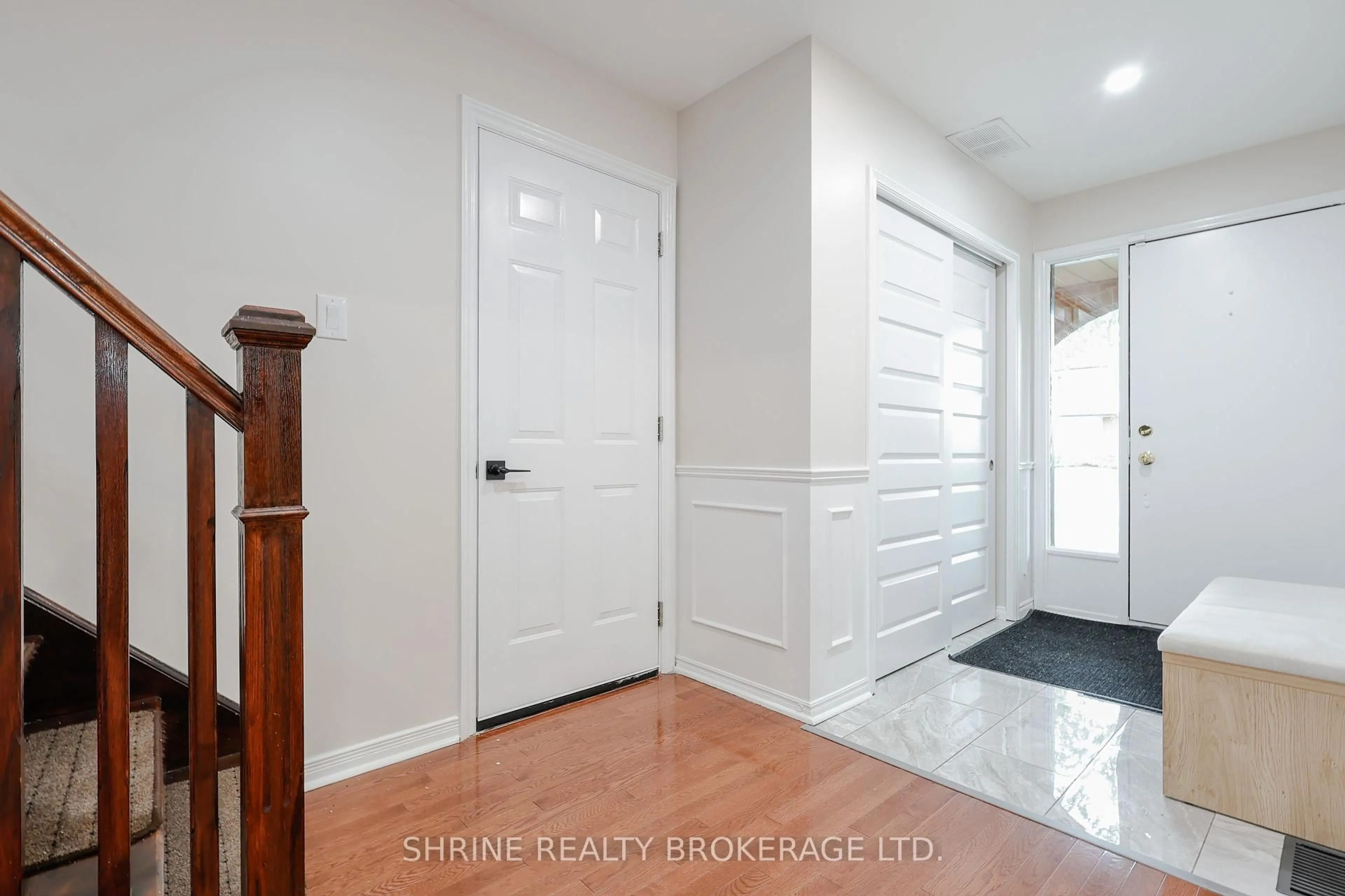 Indoor entryway for 661 UPPER QUEEN St, London South Ontario N6J 4Y6