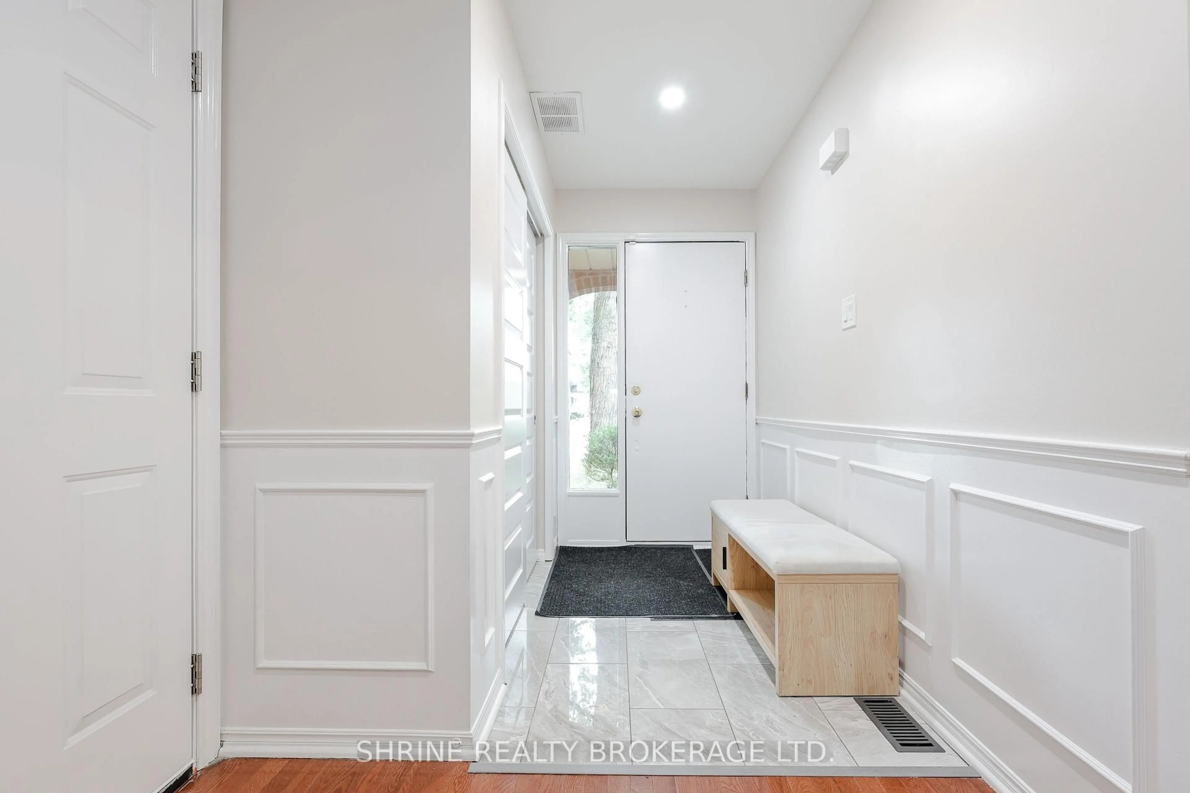Indoor entryway for 661 UPPER QUEEN St, London South Ontario N6J 4Y6