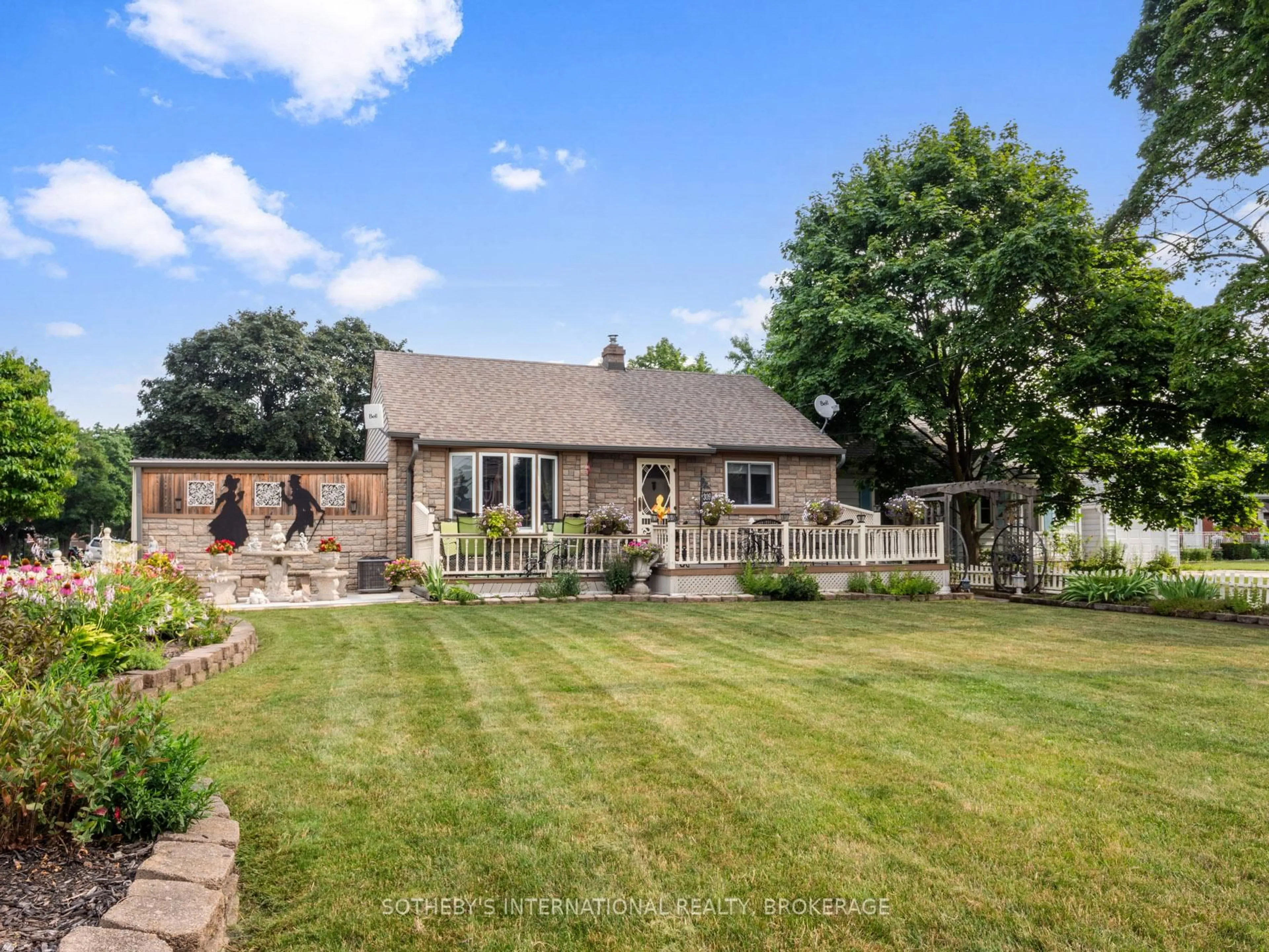 A pic from outside/outdoor area/front of a property/back of a property/a pic from drone, unknown for 309 Linwell Rd, St. Catharines Ontario L2N 1T2
