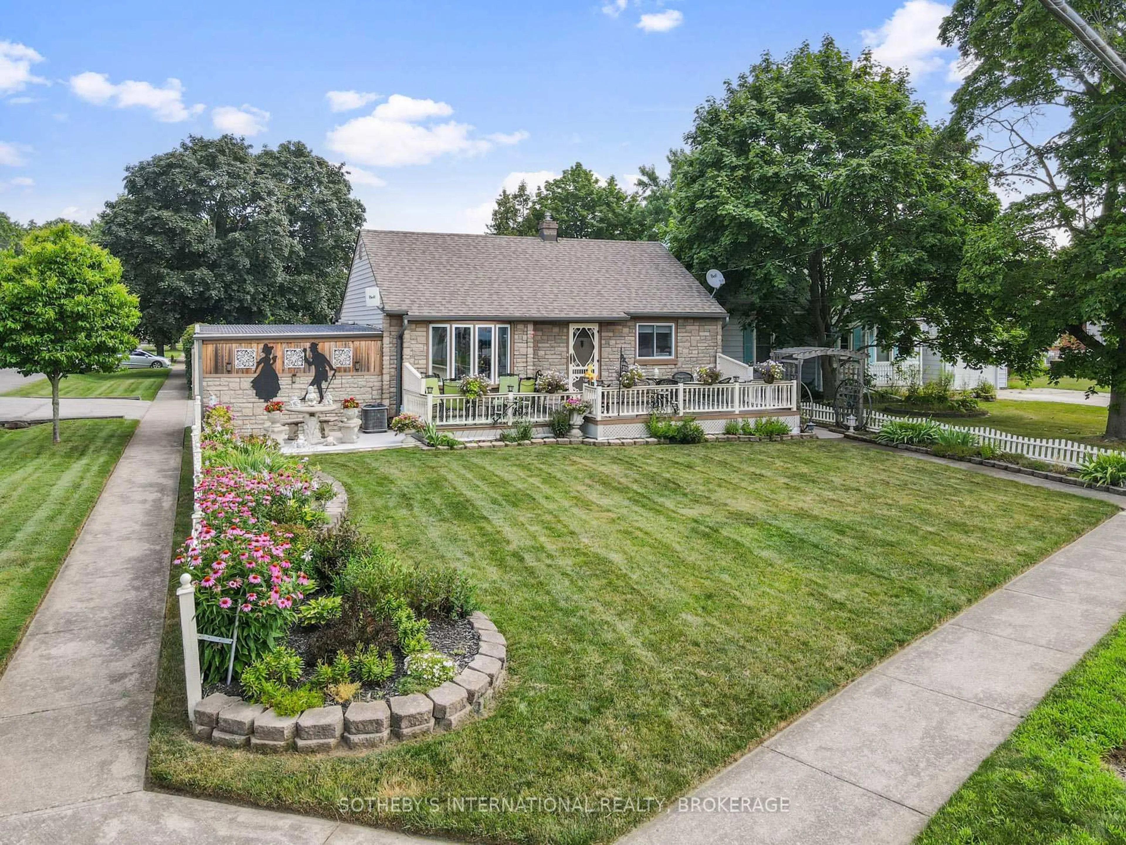 A pic from outside/outdoor area/front of a property/back of a property/a pic from drone, street for 309 Linwell Rd, St. Catharines Ontario L2N 1T2