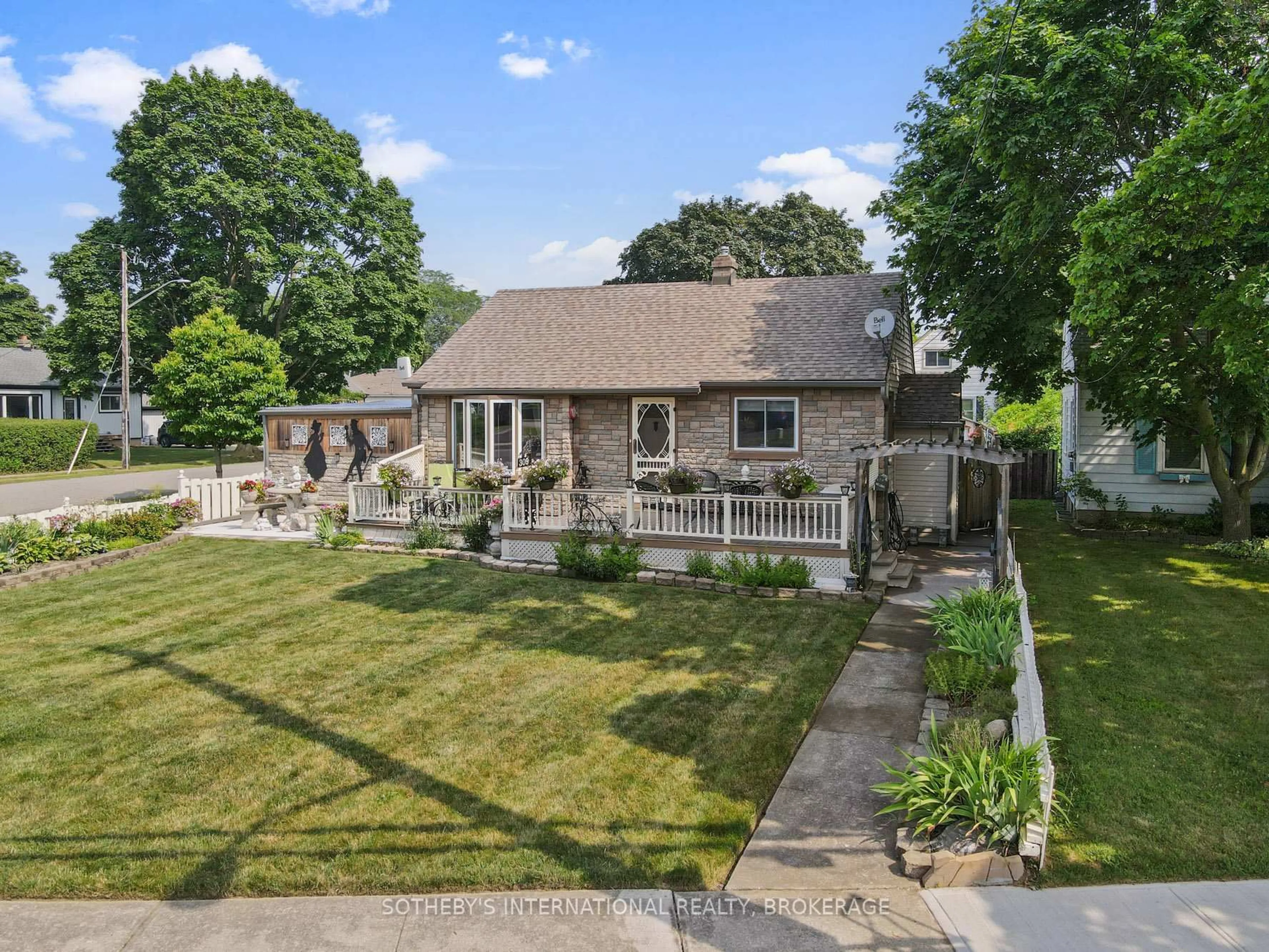 A pic from outside/outdoor area/front of a property/back of a property/a pic from drone, street for 309 Linwell Rd, St. Catharines Ontario L2N 1T2