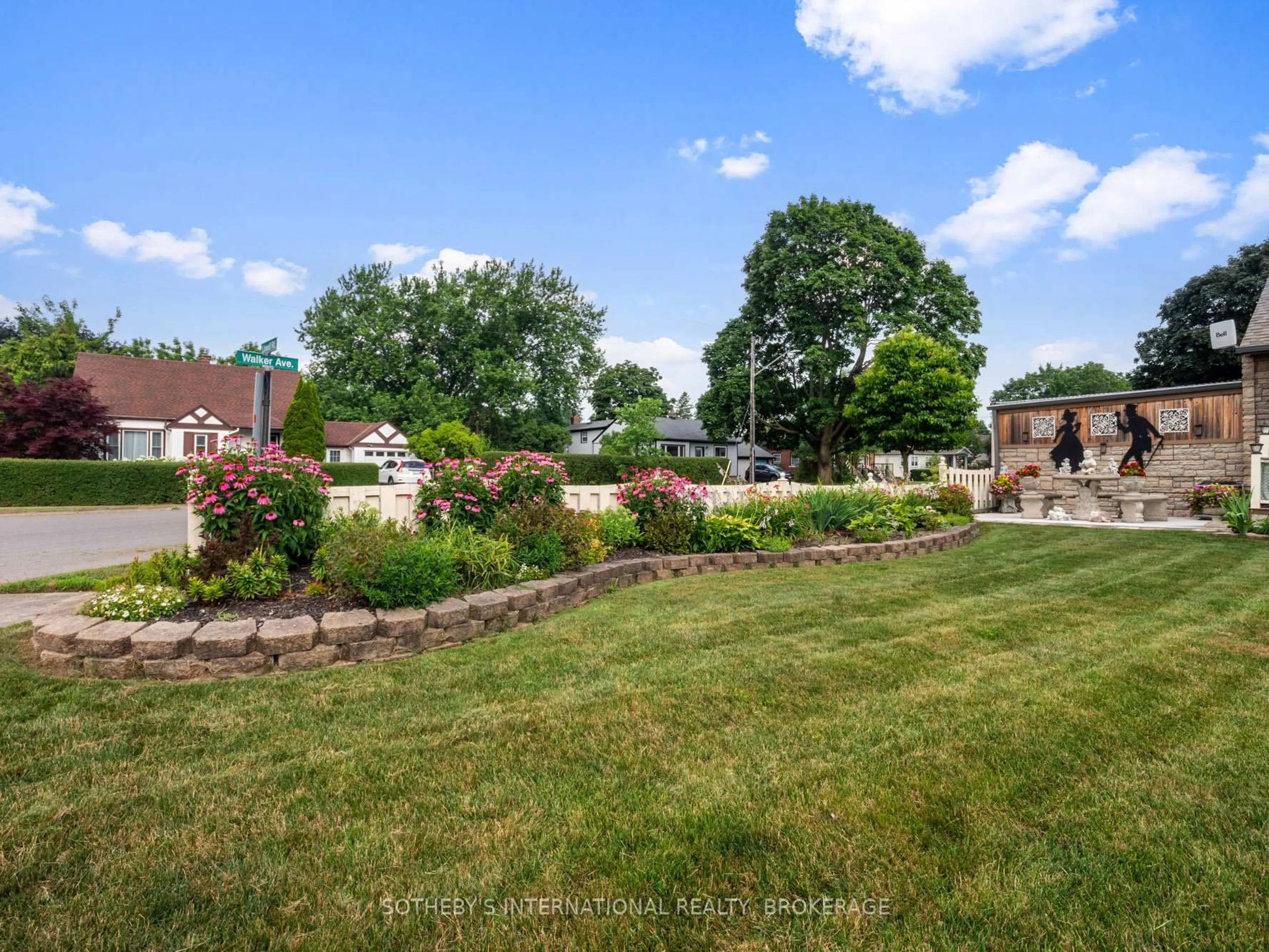 A pic from outside/outdoor area/front of a property/back of a property/a pic from drone, unknown for 309 Linwell Rd, St. Catharines Ontario L2N 1T2