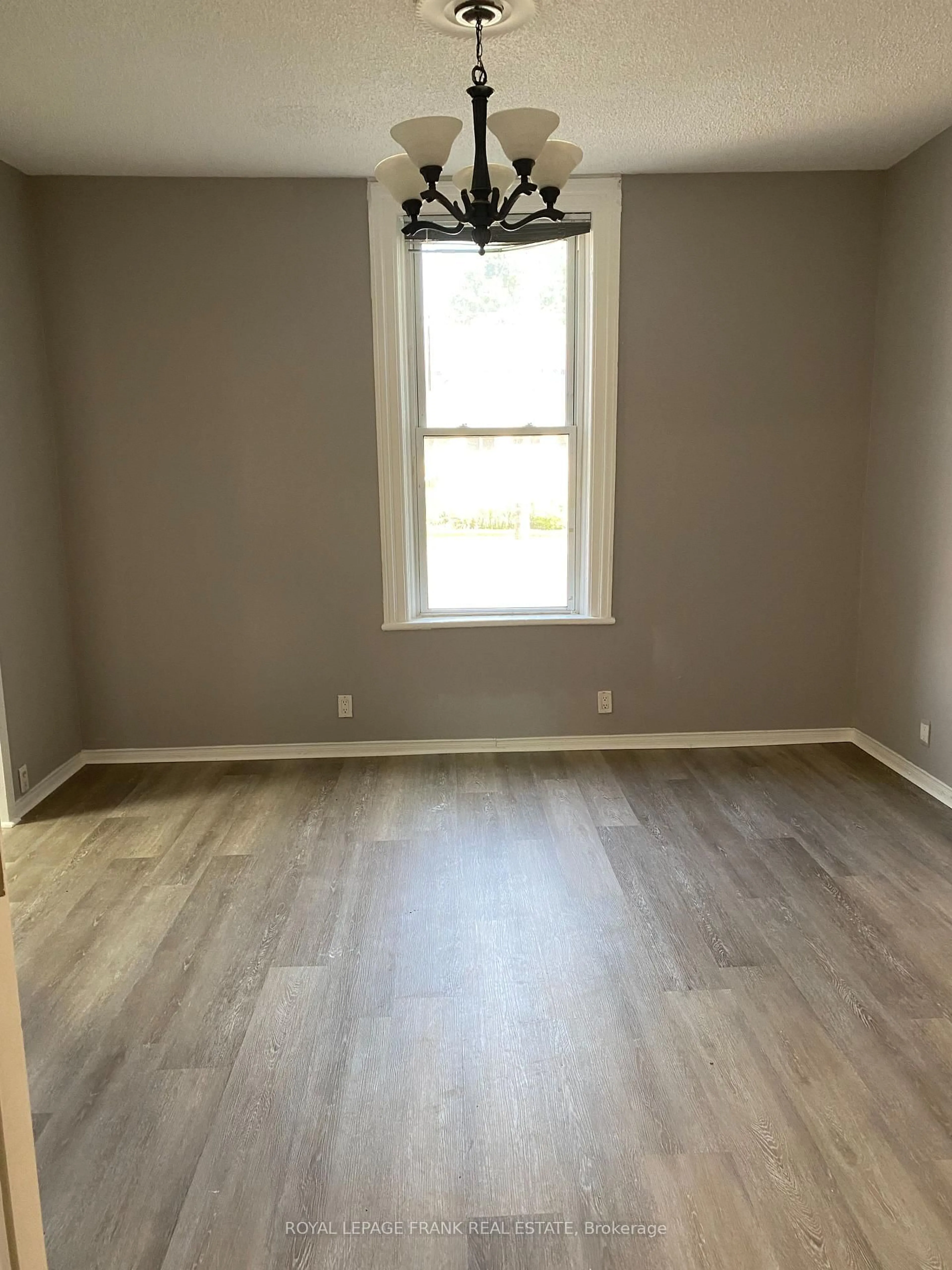 A pic of a room for 297 Sherbrooke St, Peterborough Central Ontario K9J 2N7