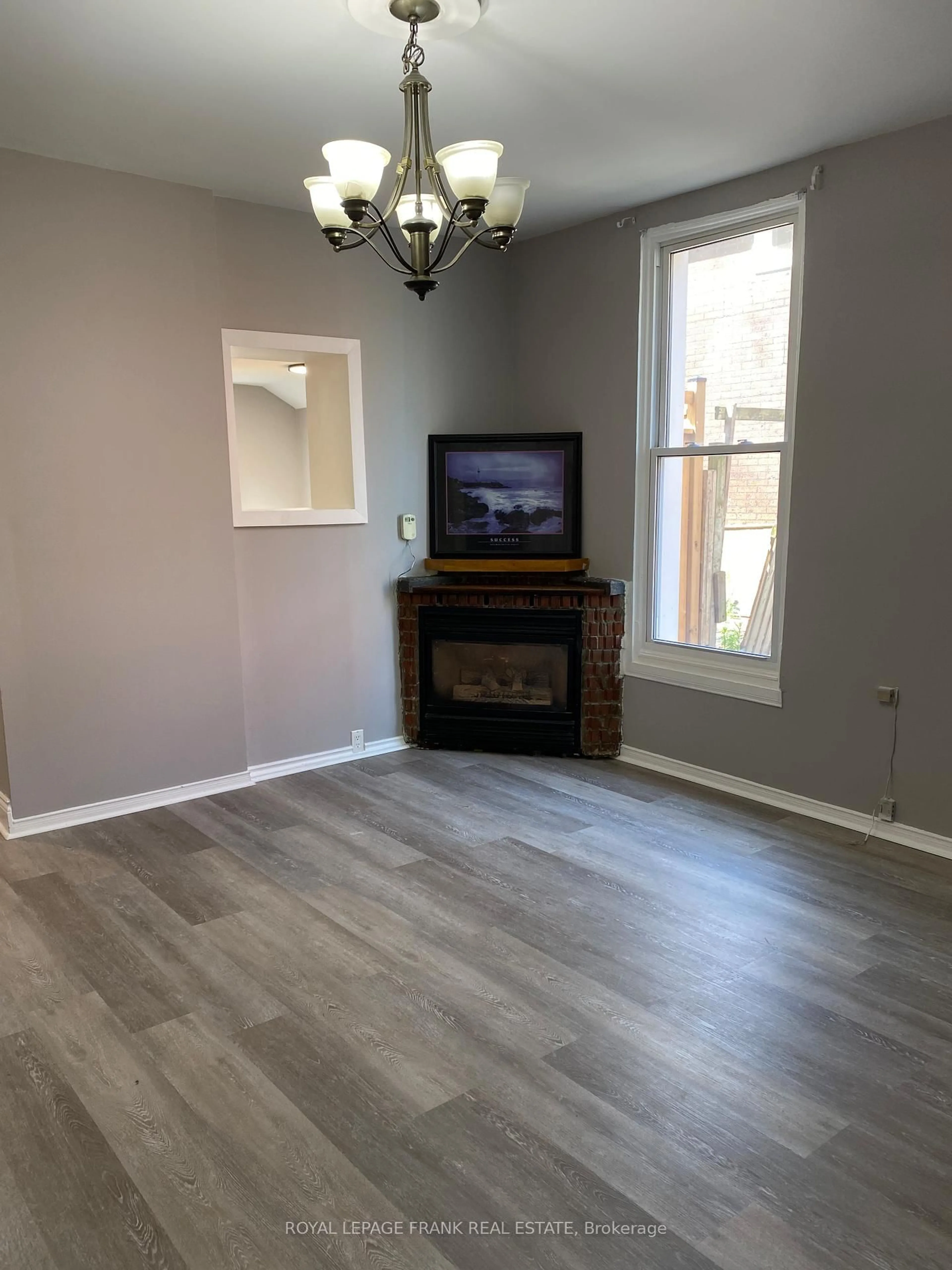 A pic of a room for 297 Sherbrooke St, Peterborough Central Ontario K9J 2N7