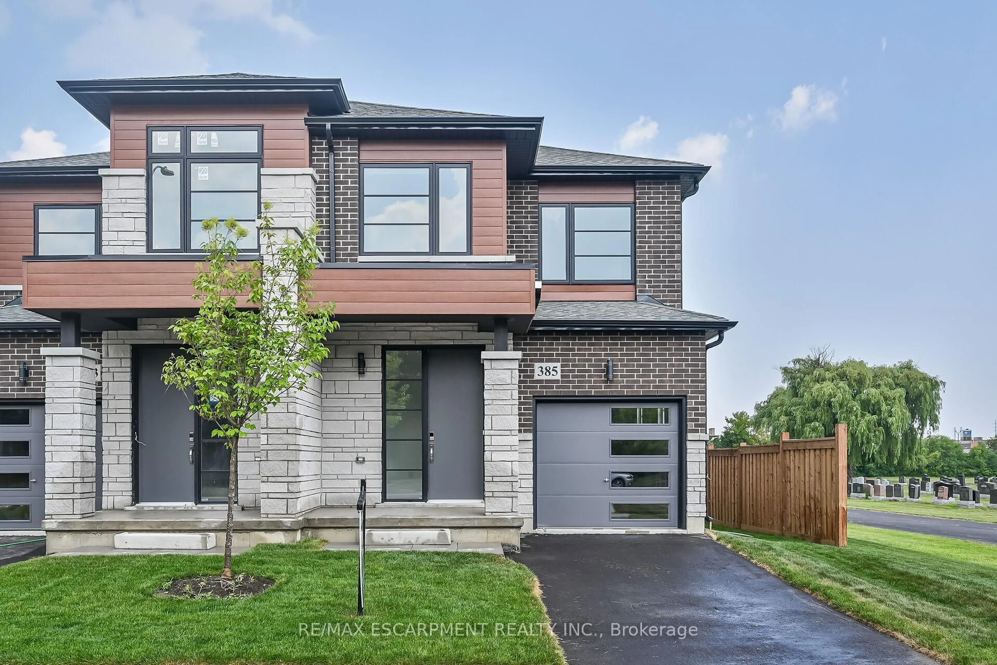 Home with brick exterior material, street for 385 LIMERIDGE Rd, Hamilton Ontario L9A 5A4