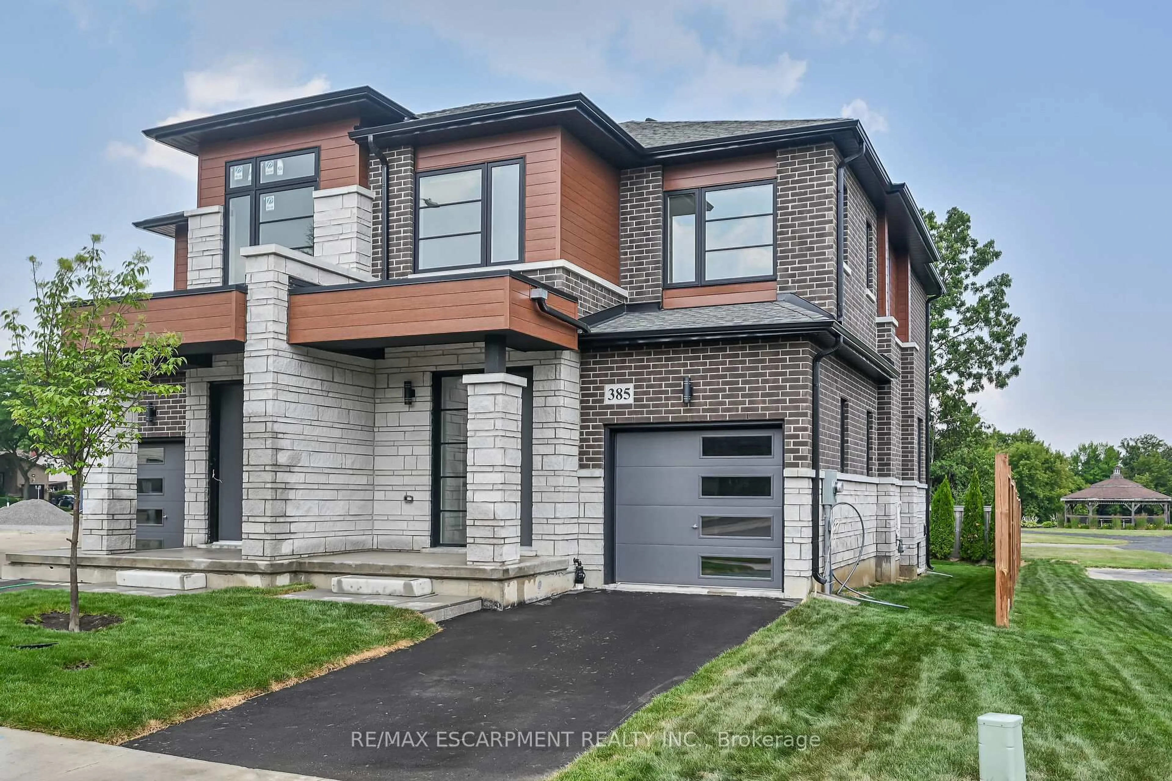 Home with brick exterior material, street for 385 LIMERIDGE Rd, Hamilton Ontario L9A 5A4