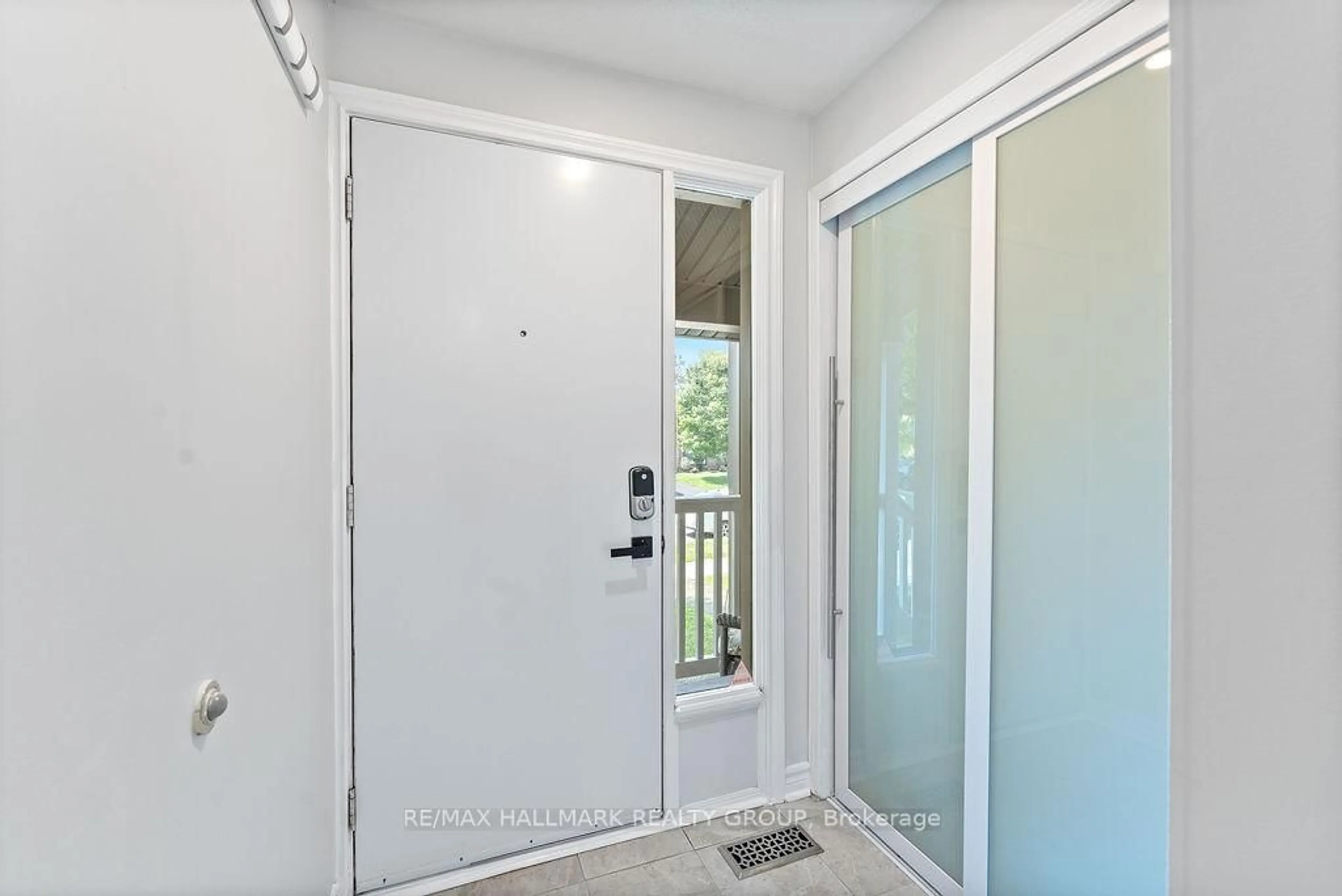 Indoor entryway for 1921 Stonehenge Cres #96, Ottawa Ontario K1B 4N7