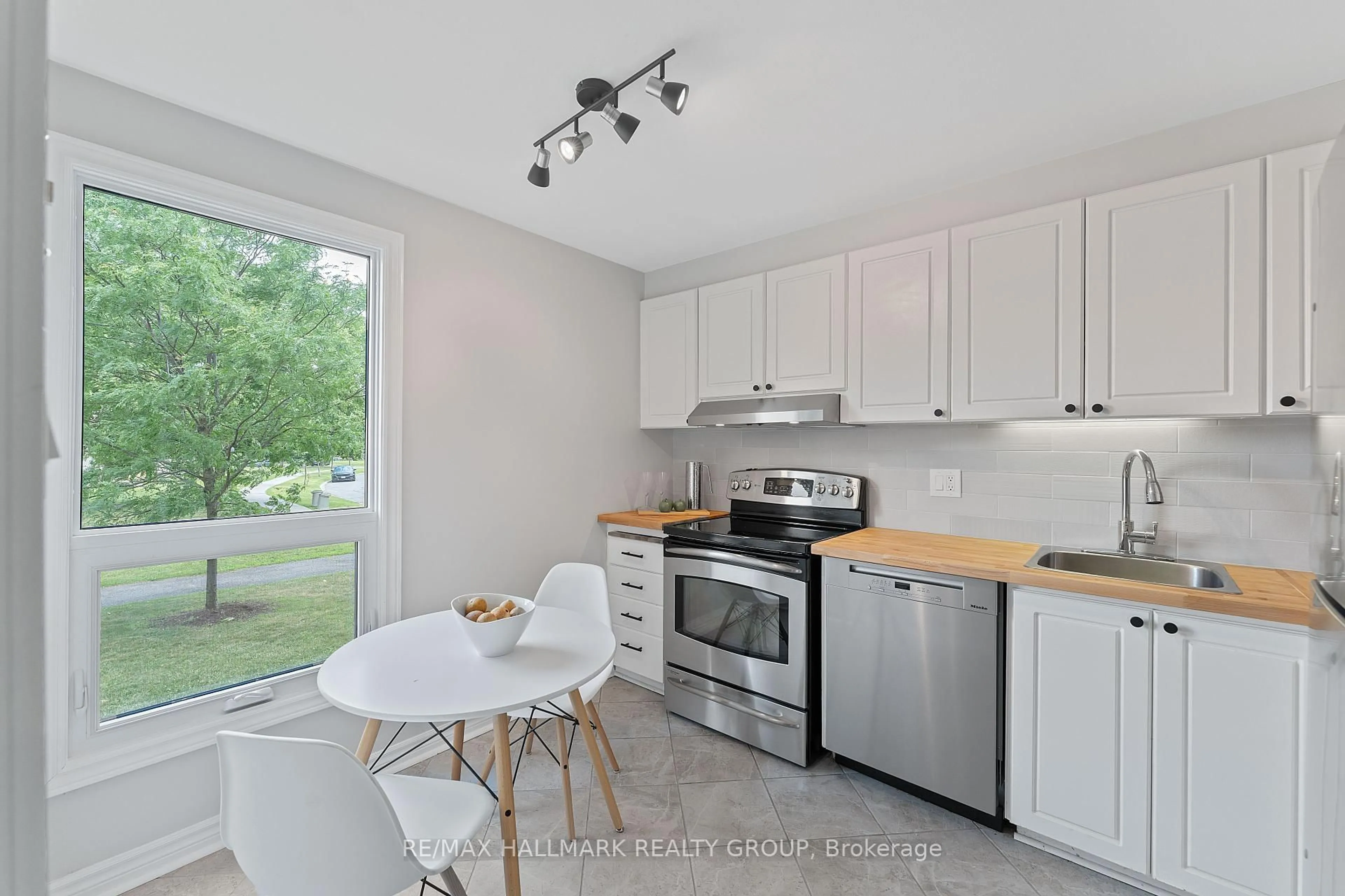 Standard kitchen, unknown for 1921 Stonehenge Cres #96, Ottawa Ontario K1B 4N7