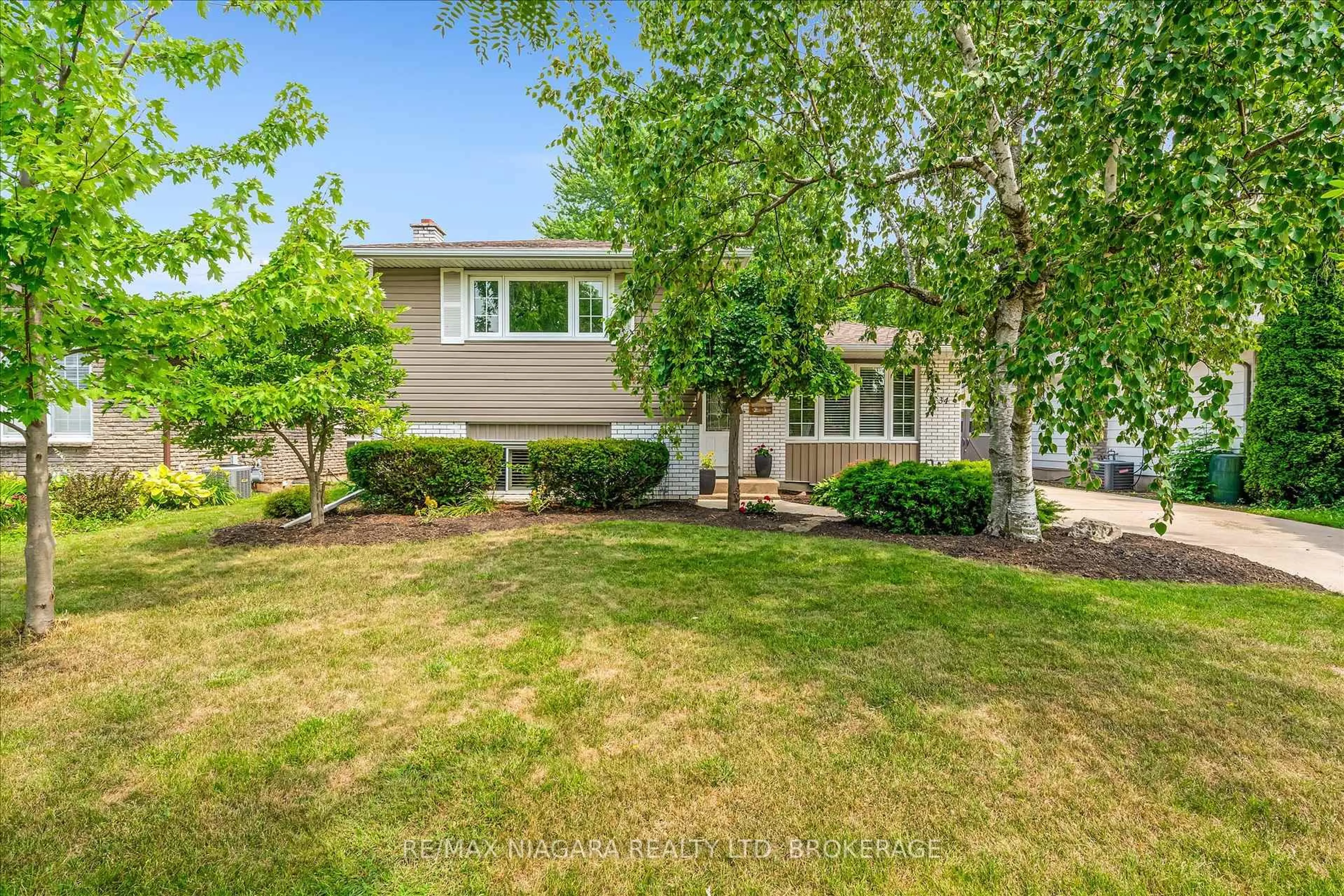 Home with vinyl exterior material, street for 34 Trelawn Pkwy, Welland Ontario L3C 1W3