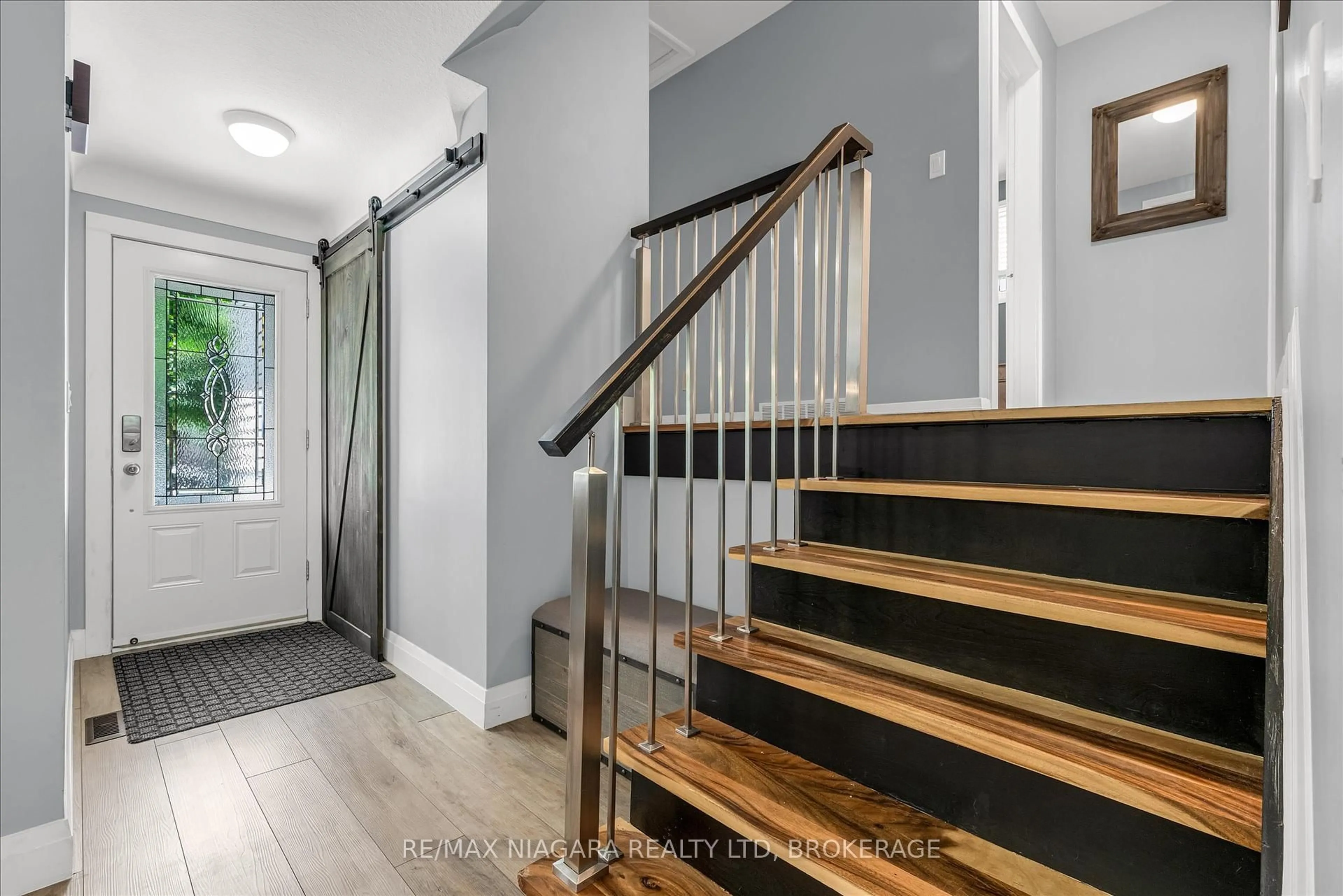 Indoor entryway for 34 Trelawn Pkwy, Welland Ontario L3C 1W3