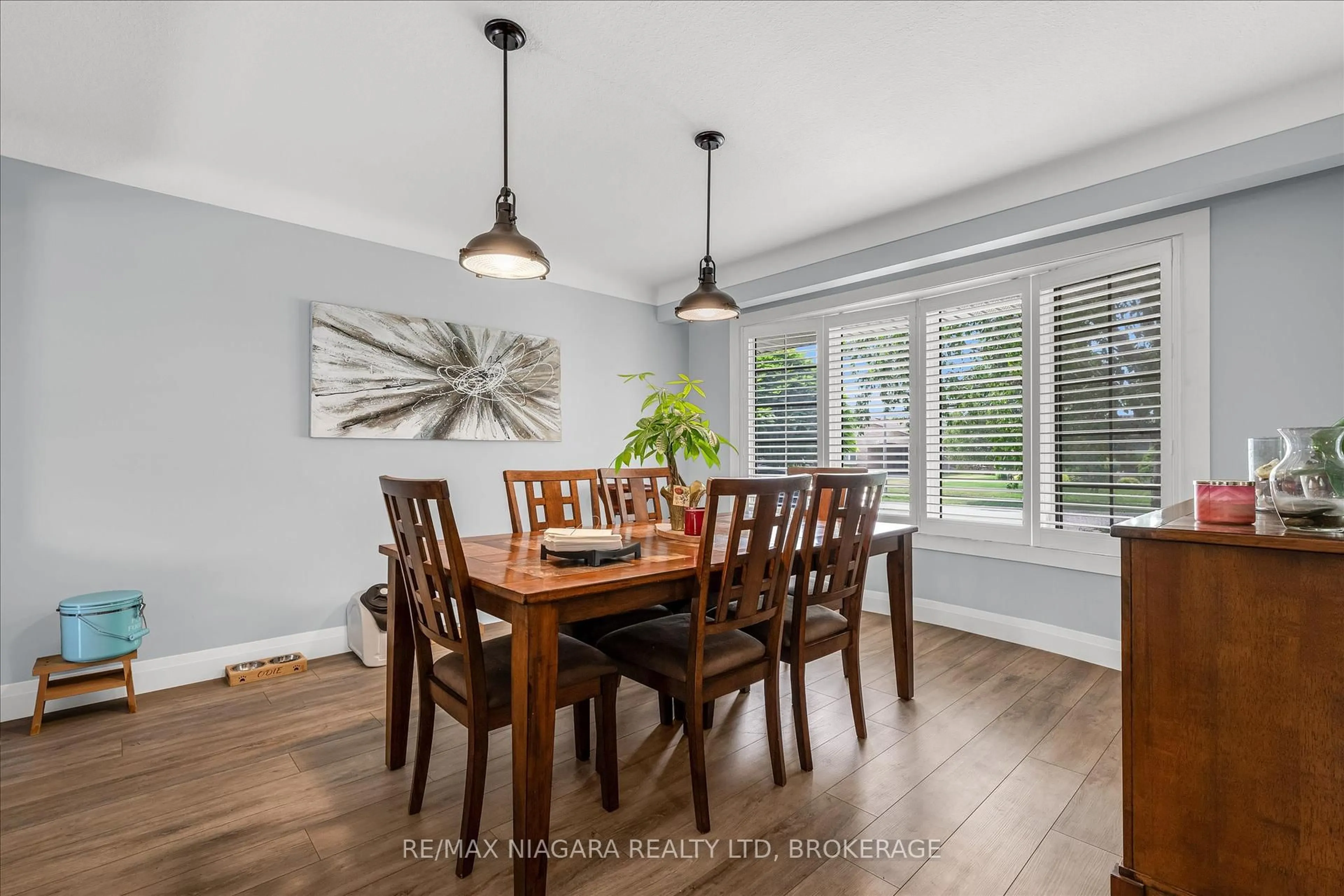 Dining room, wood/laminate floor for 34 Trelawn Pkwy, Welland Ontario L3C 1W3