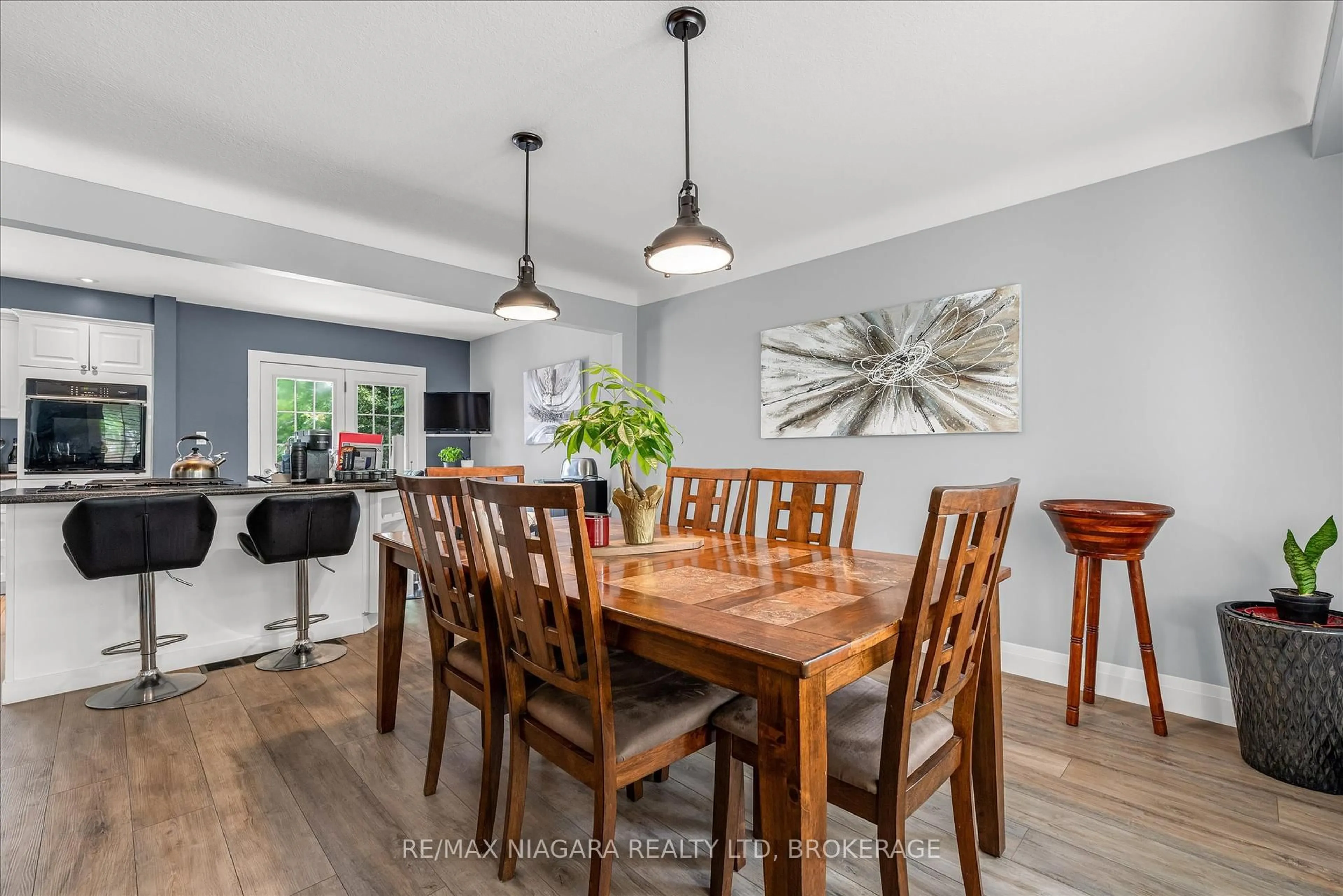 Dining room, wood/laminate floor for 34 Trelawn Pkwy, Welland Ontario L3C 1W3