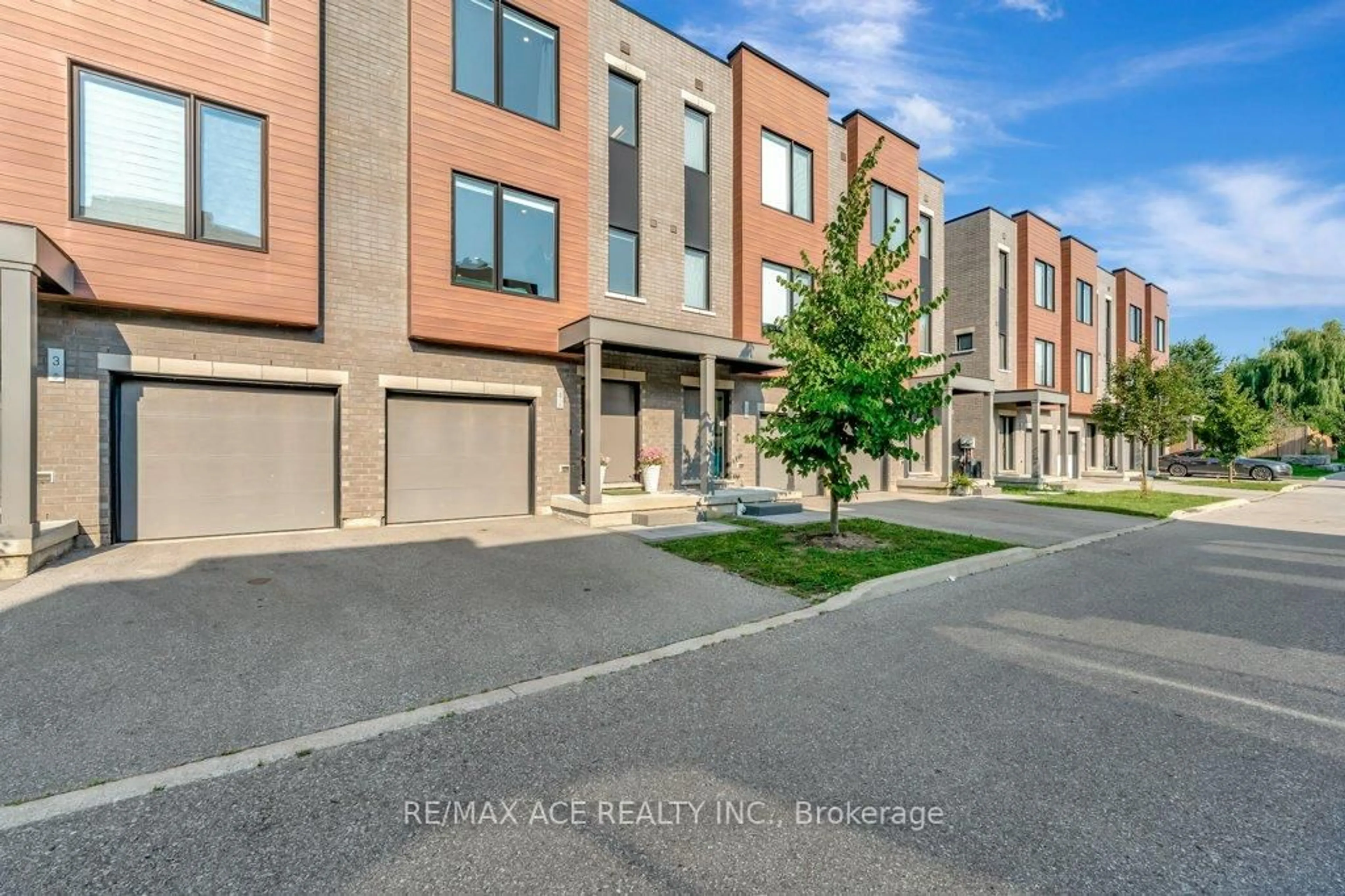 A pic from outside/outdoor area/front of a property/back of a property/a pic from drone, street for 107 Concession St #4, Cambridge Ontario N1R 0C1