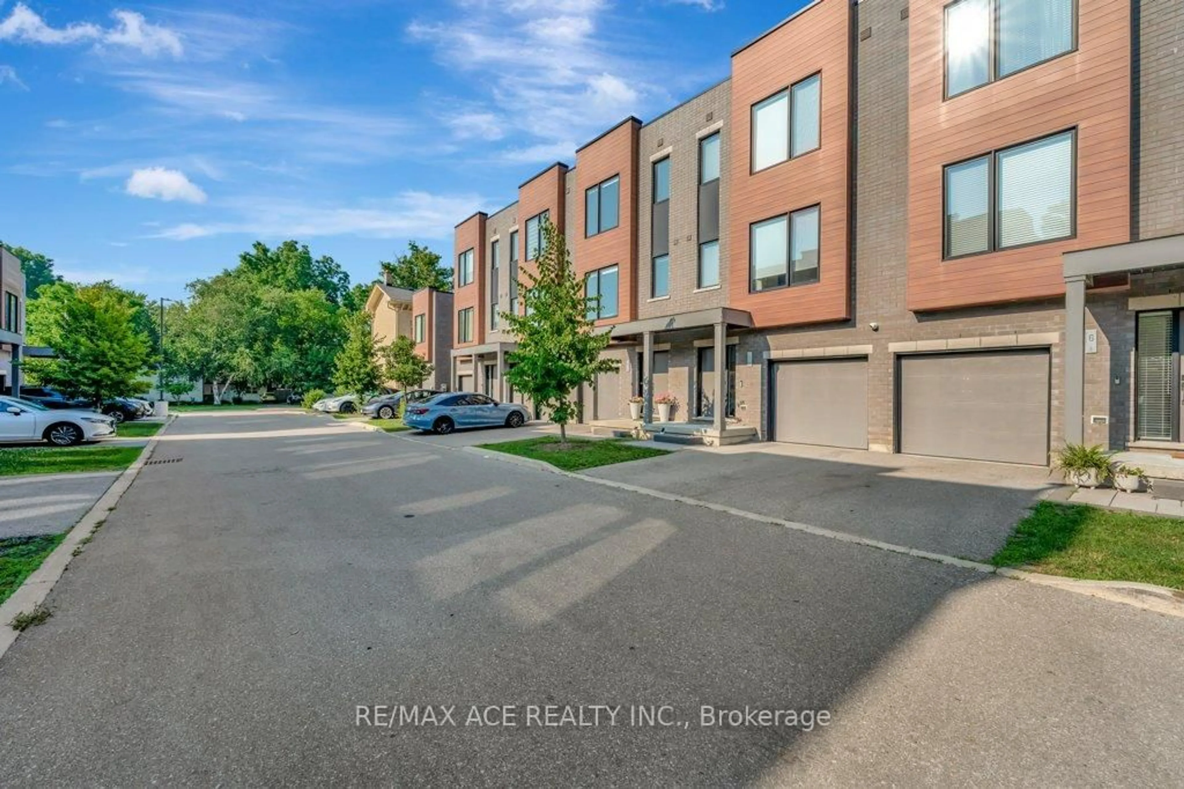 A pic from outside/outdoor area/front of a property/back of a property/a pic from drone, street for 107 Concession St #4, Cambridge Ontario N1R 0C1