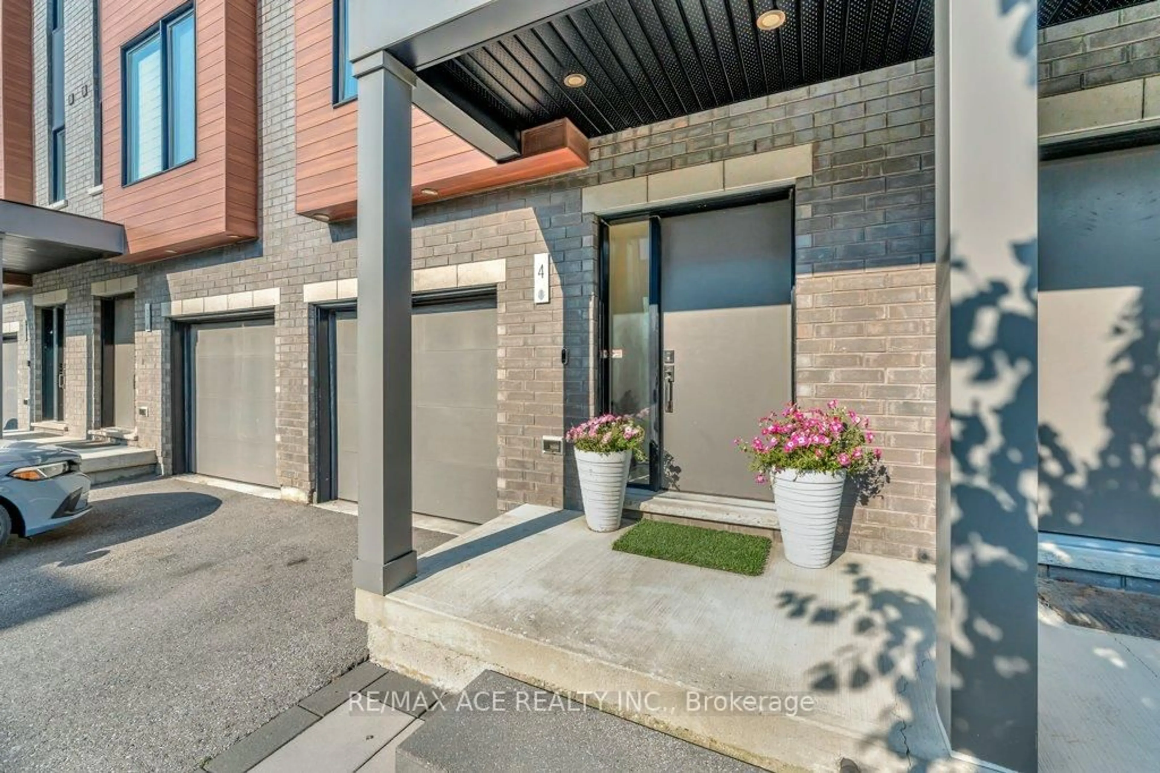 Indoor entryway for 107 Concession St #4, Cambridge Ontario N1R 0C1