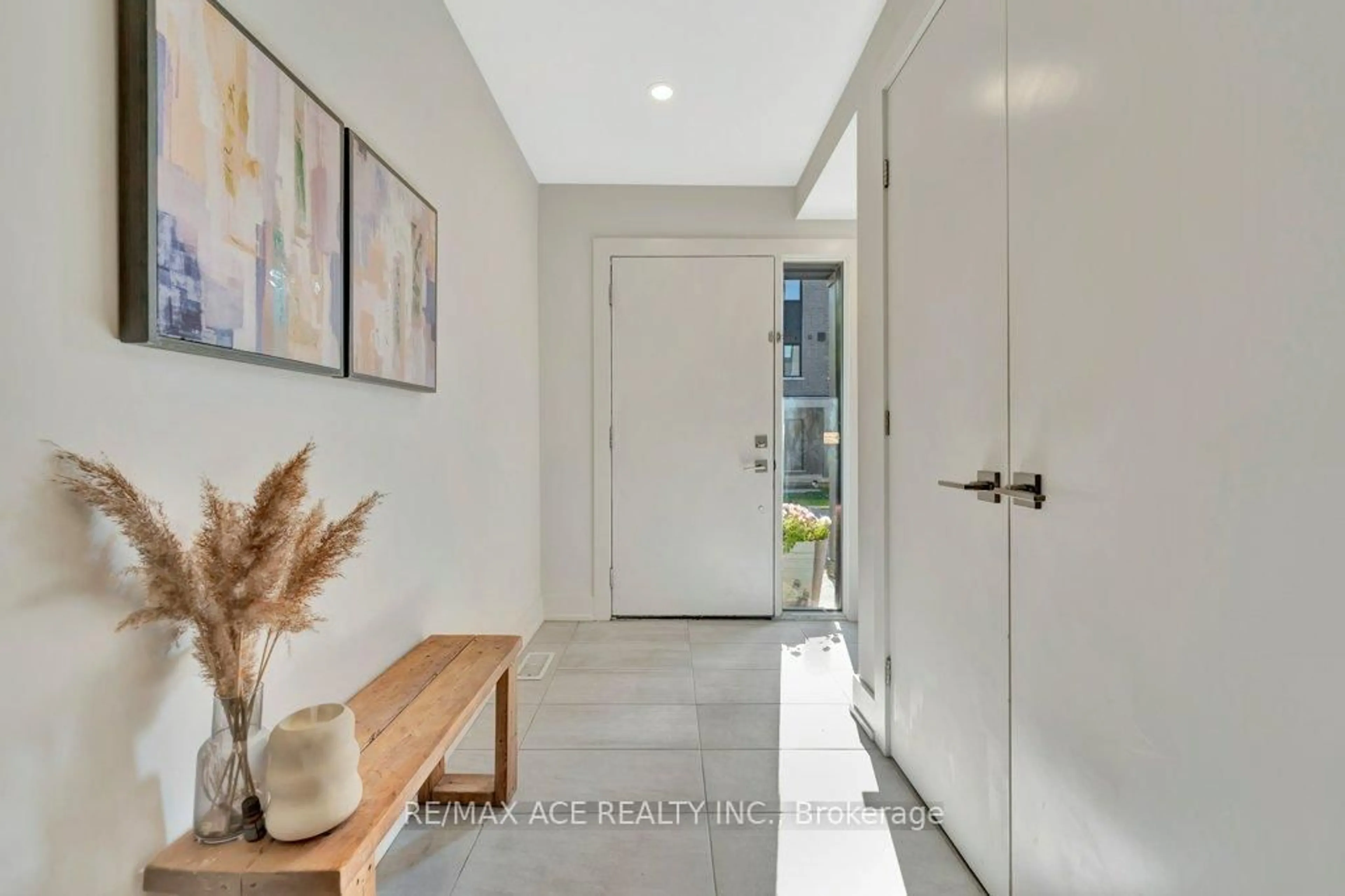 Indoor entryway for 107 Concession St #4, Cambridge Ontario N1R 0C1