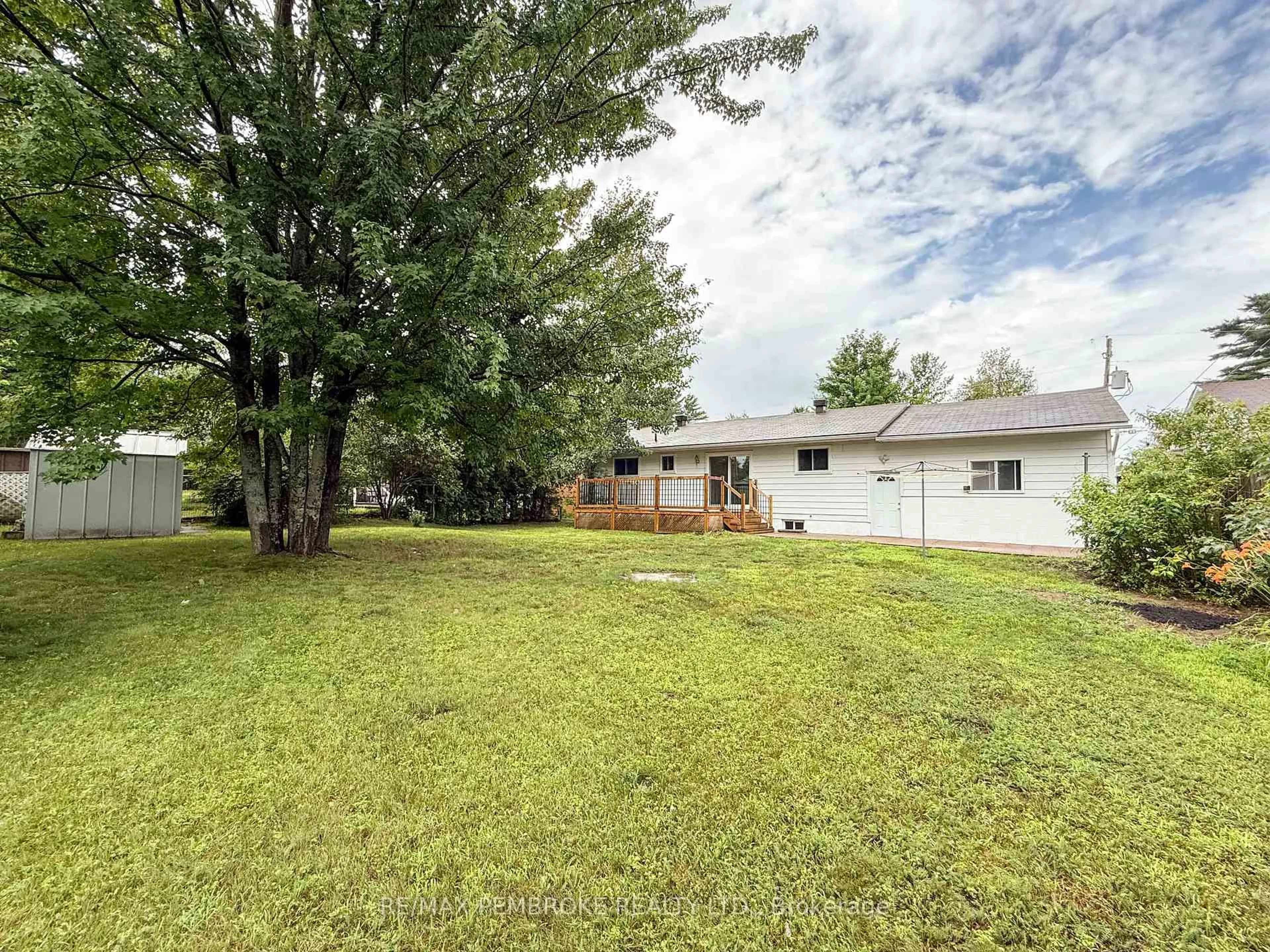 A pic from outside/outdoor area/front of a property/back of a property/a pic from drone, unknown for 106 Hemlock St, Petawawa Ontario K8H 3C2