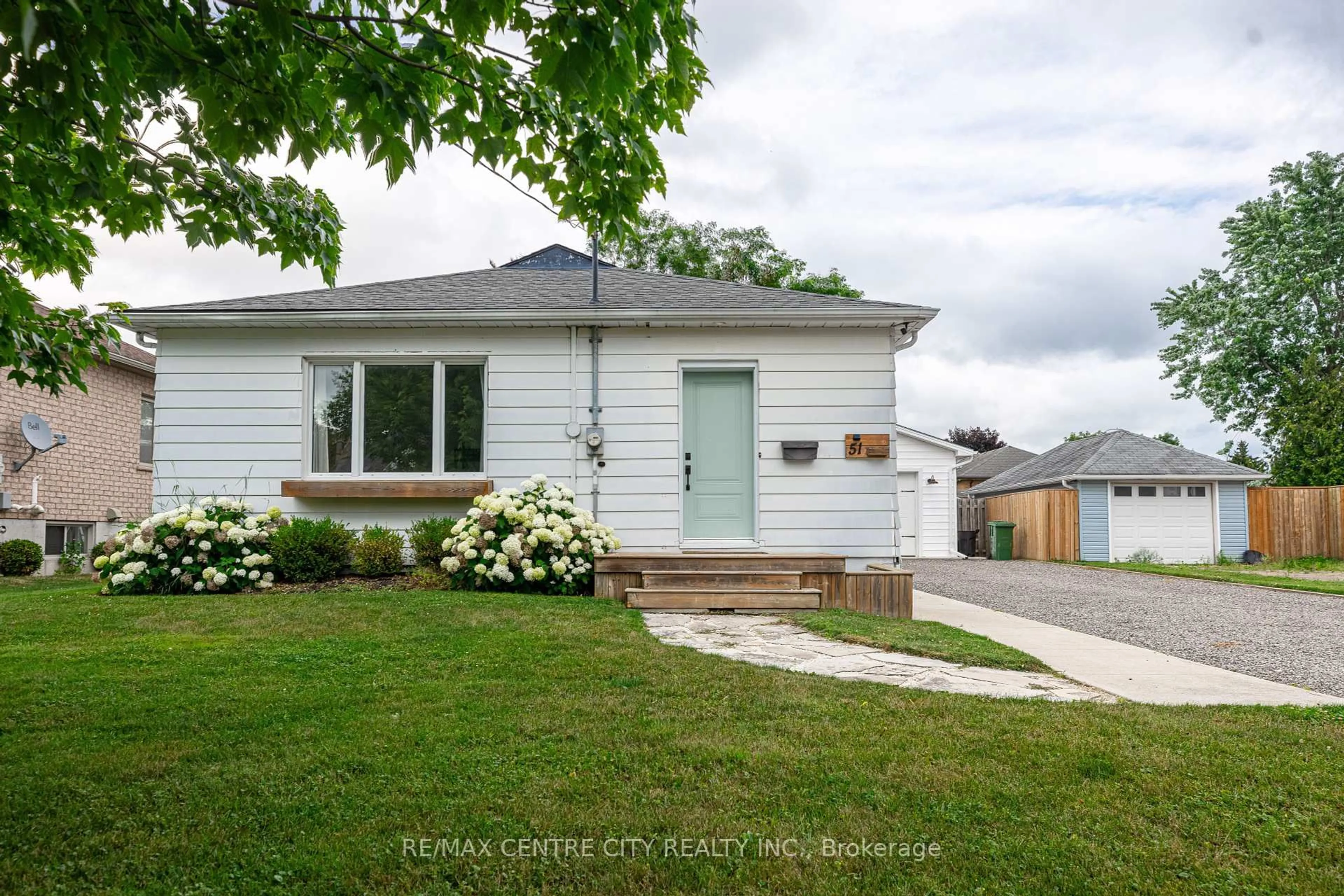 Home with vinyl exterior material, street for 51 Park Ave, St. Thomas Ontario N5R 4V9