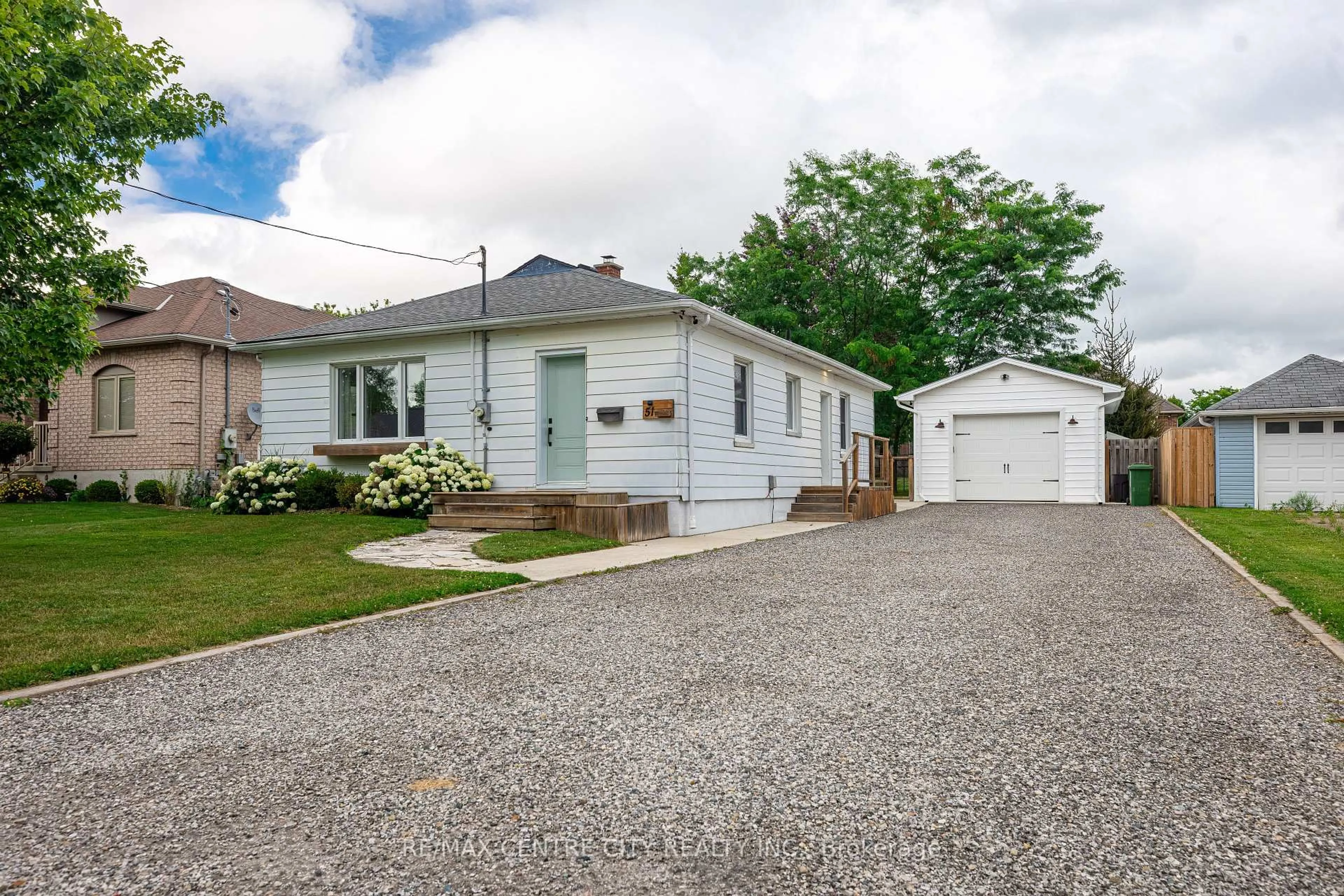 A pic from outside/outdoor area/front of a property/back of a property/a pic from drone, street for 51 Park Ave, St. Thomas Ontario N5R 4V9