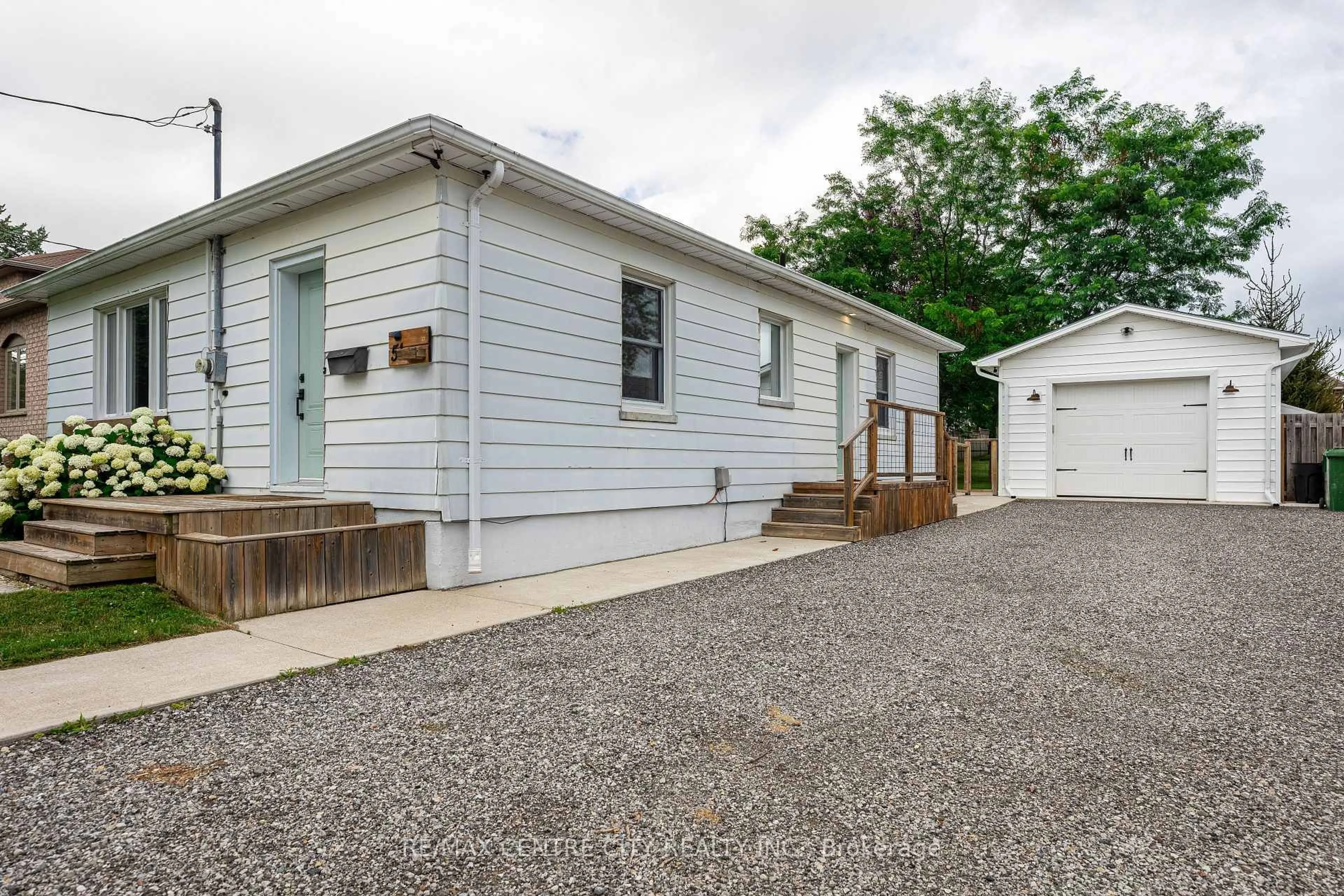 Home with vinyl exterior material, street for 51 Park Ave, St. Thomas Ontario N5R 4V9