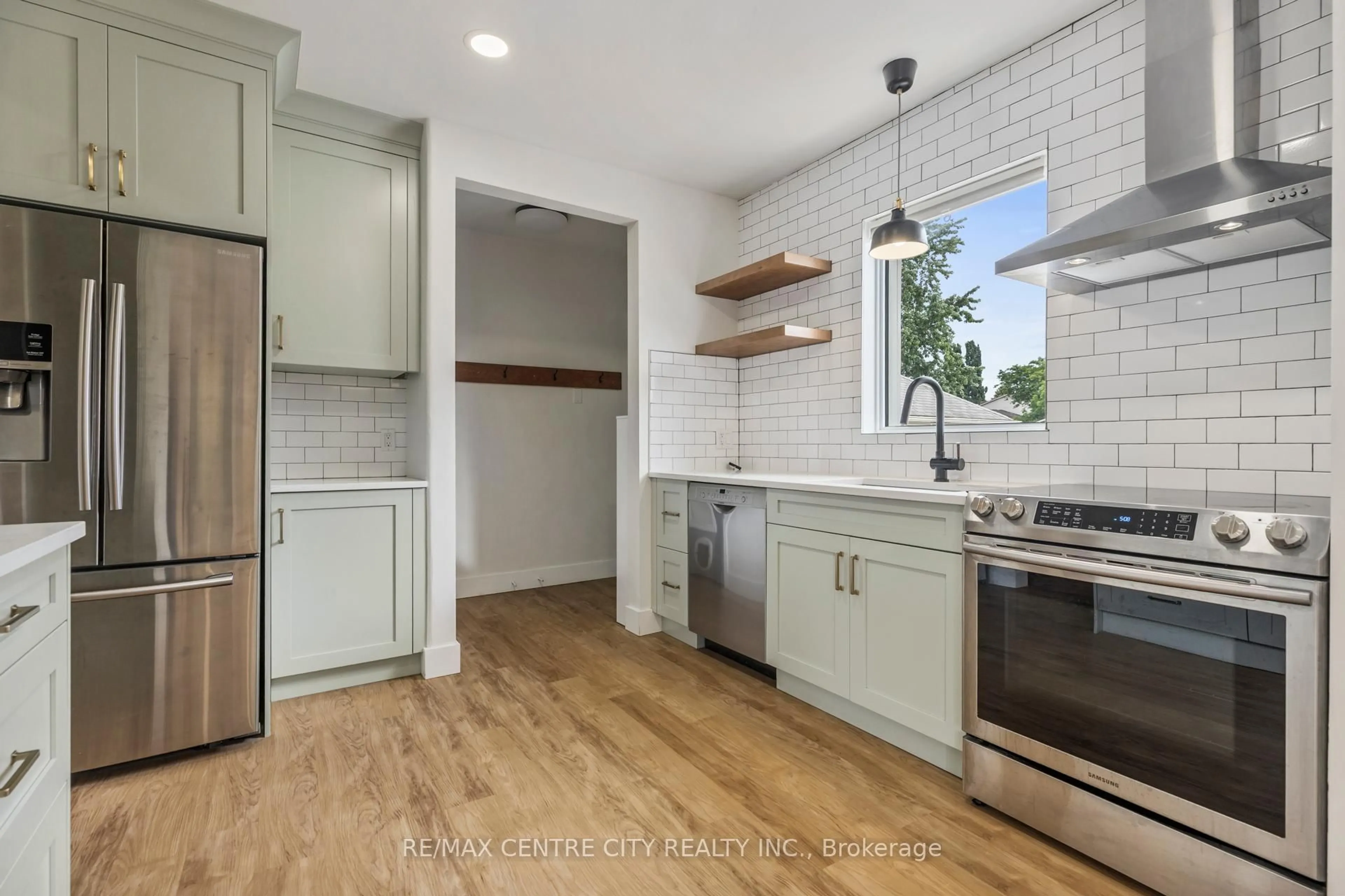 Open concept kitchen, ceramic/tile floor for 51 Park Ave, St. Thomas Ontario N5R 4V9