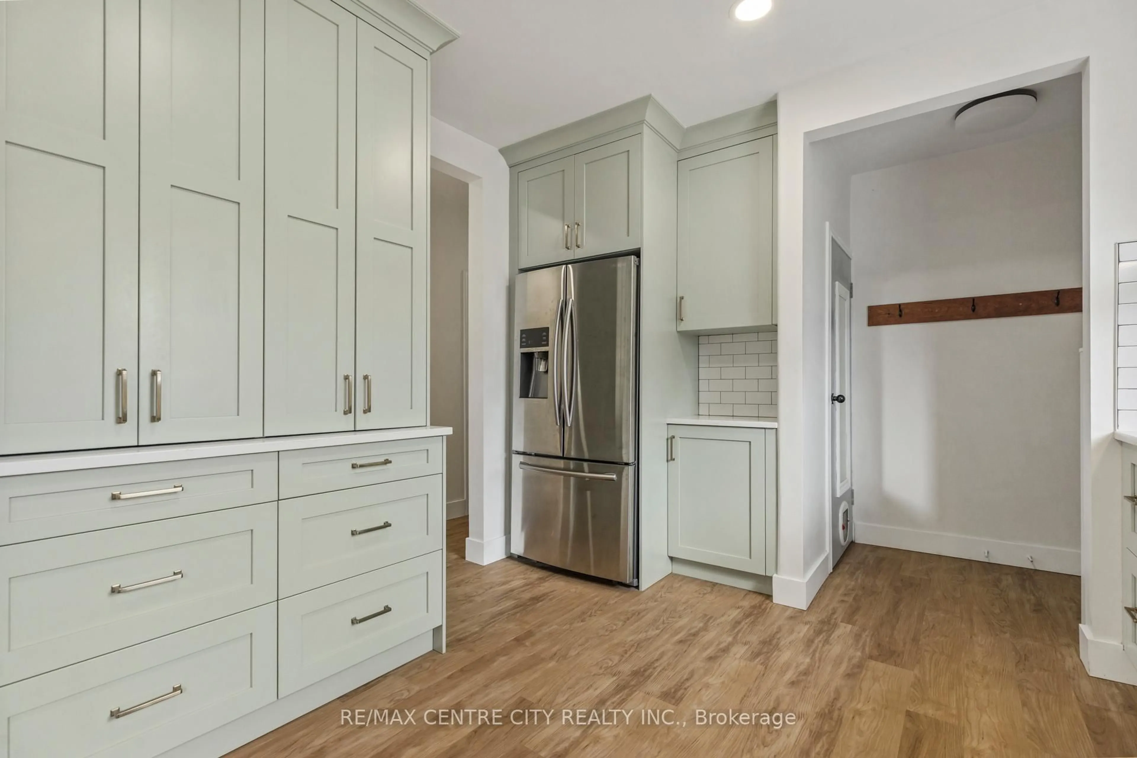 Open concept kitchen, unknown for 51 Park Ave, St. Thomas Ontario N5R 4V9