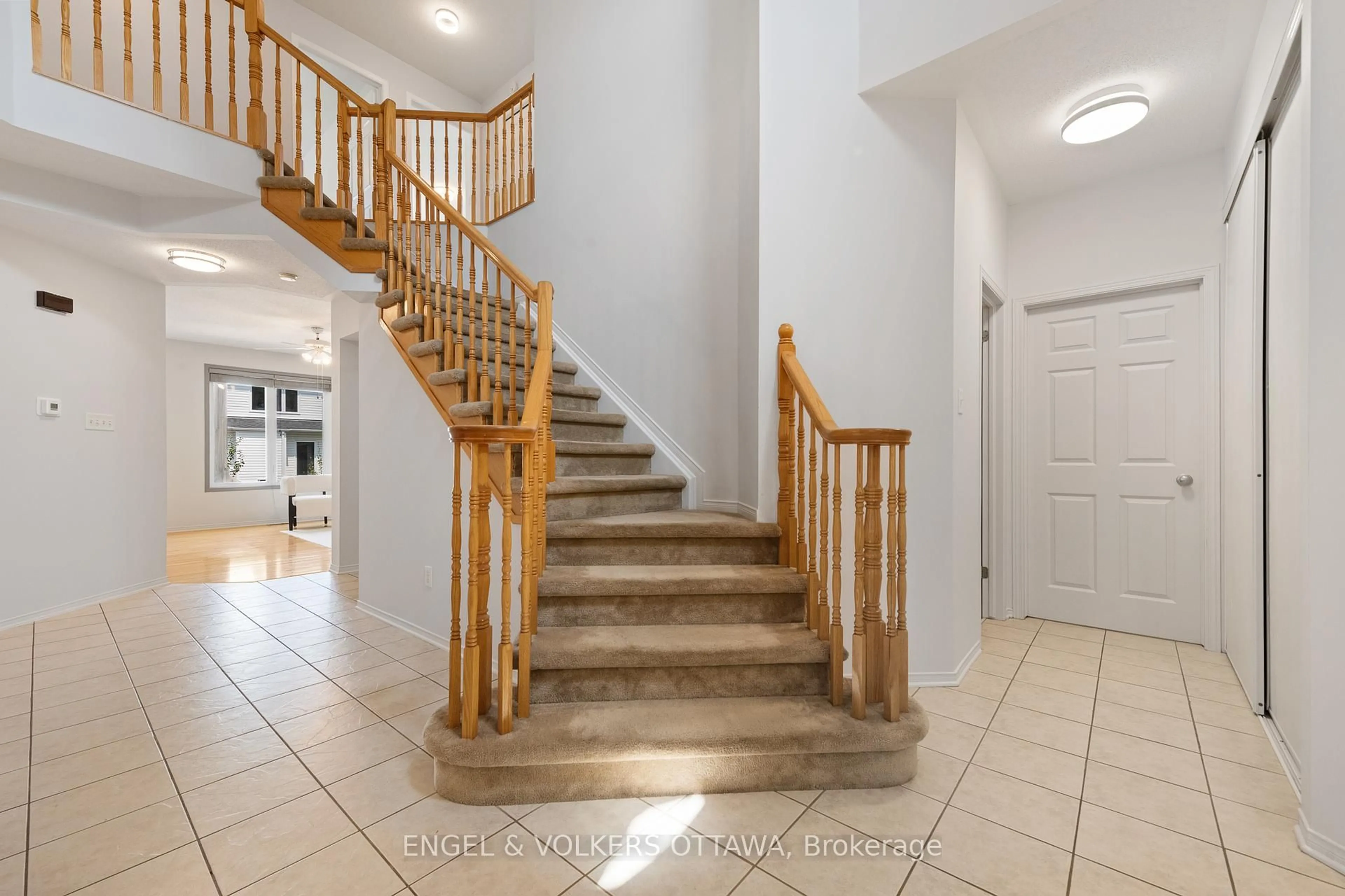 Indoor foyer for 26 Redcar Cres, Kanata Ontario K2K 3E3