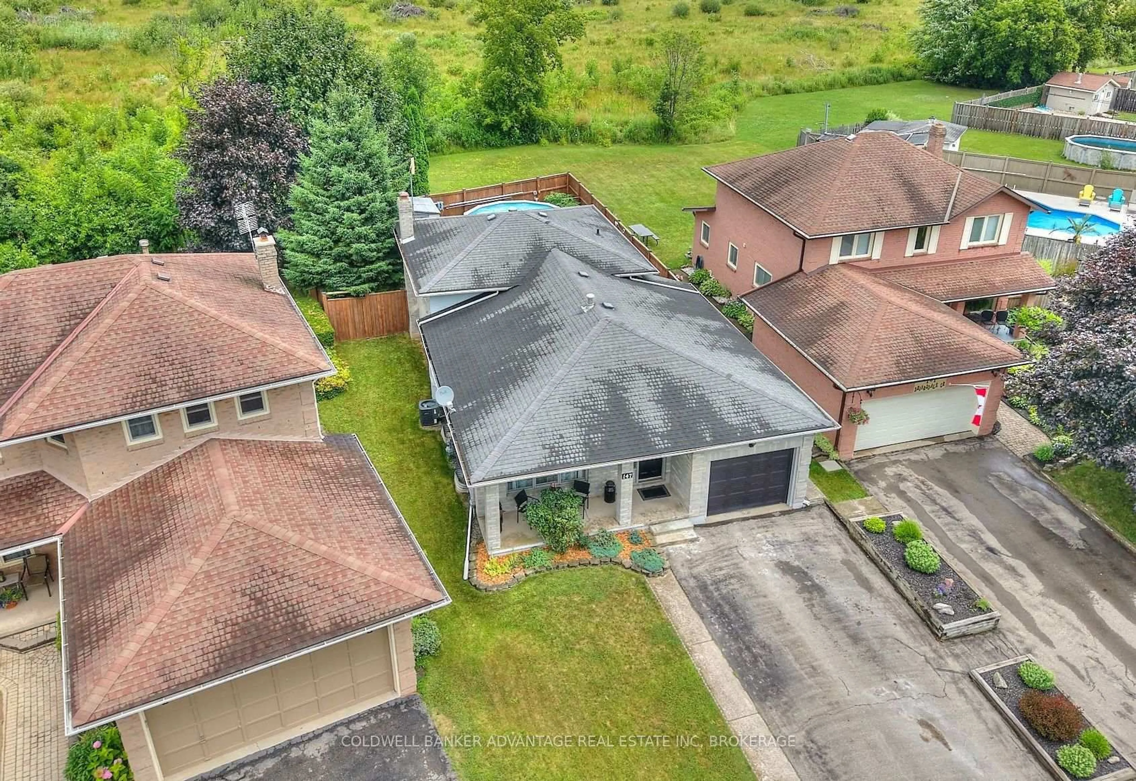 A pic from outside/outdoor area/front of a property/back of a property/a pic from drone, unknown for 147 Briarsdale Cres, Welland Ontario L3C 6S2
