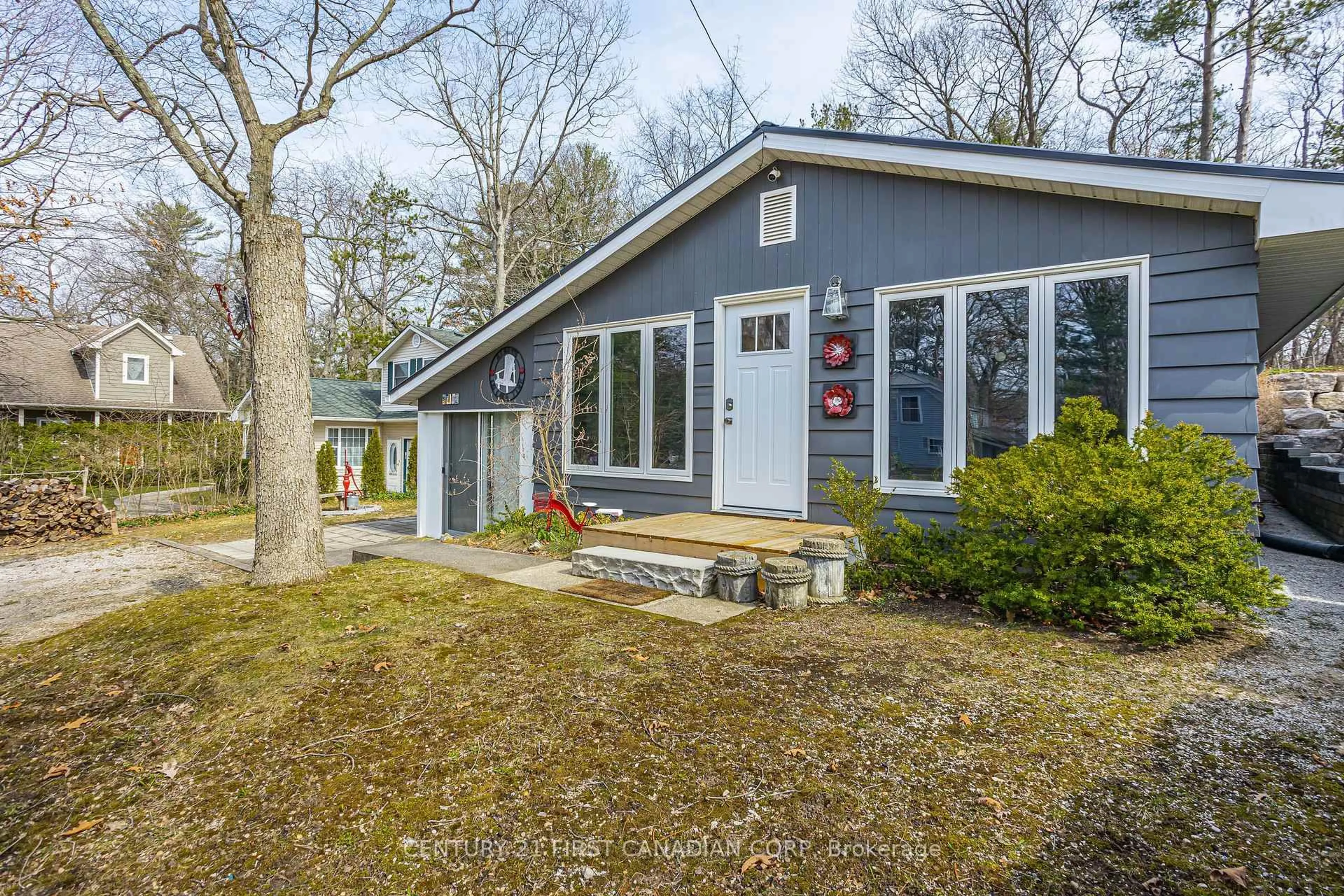Home with vinyl exterior material, unknown for 37 Walker St, Lambton Shores Ontario N0M 1T0