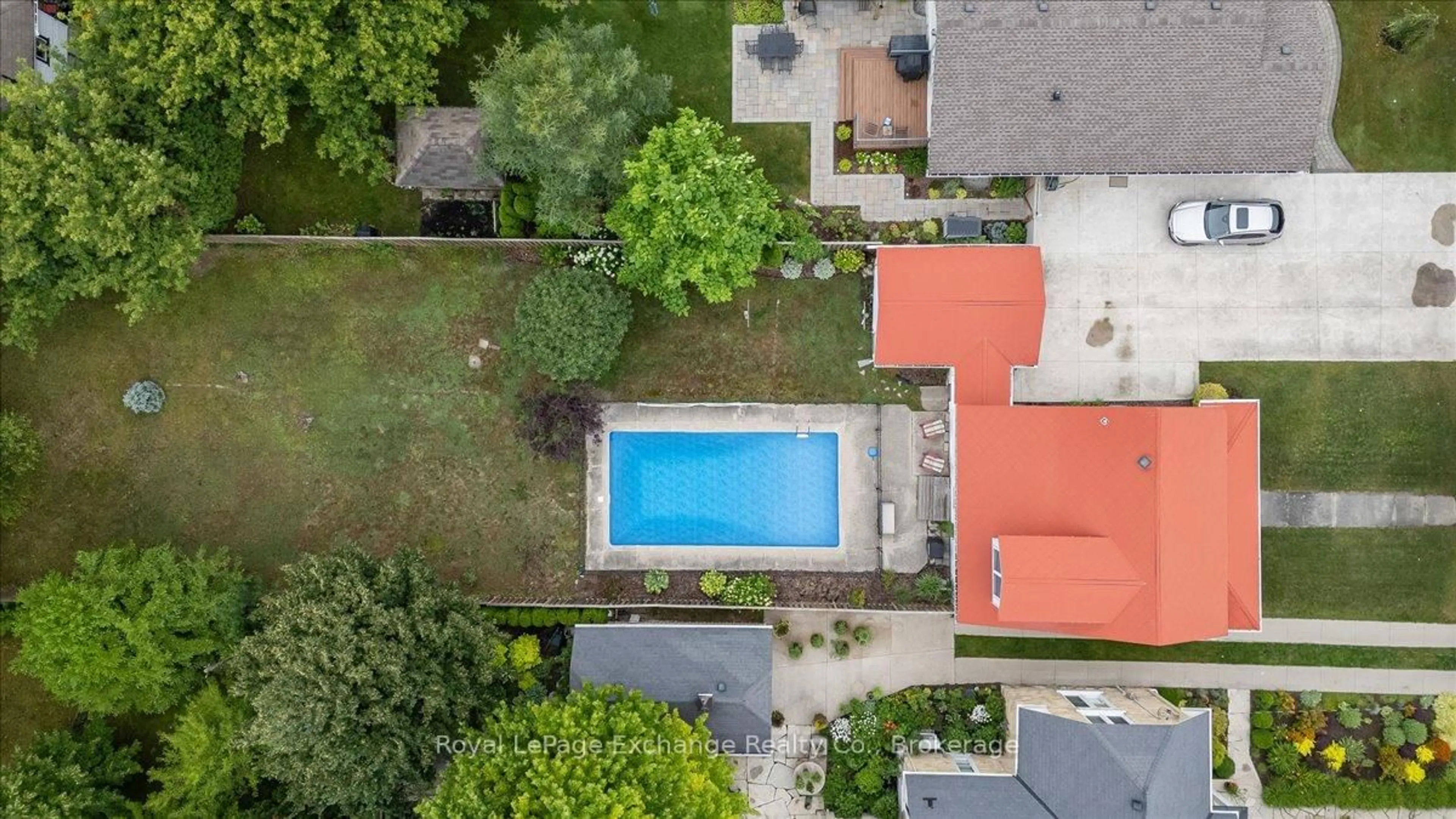 A pic from outside/outdoor area/front of a property/back of a property/a pic from drone, unknown for 40 Grosvenor St, Saugeen Shores Ontario N0H 2L0