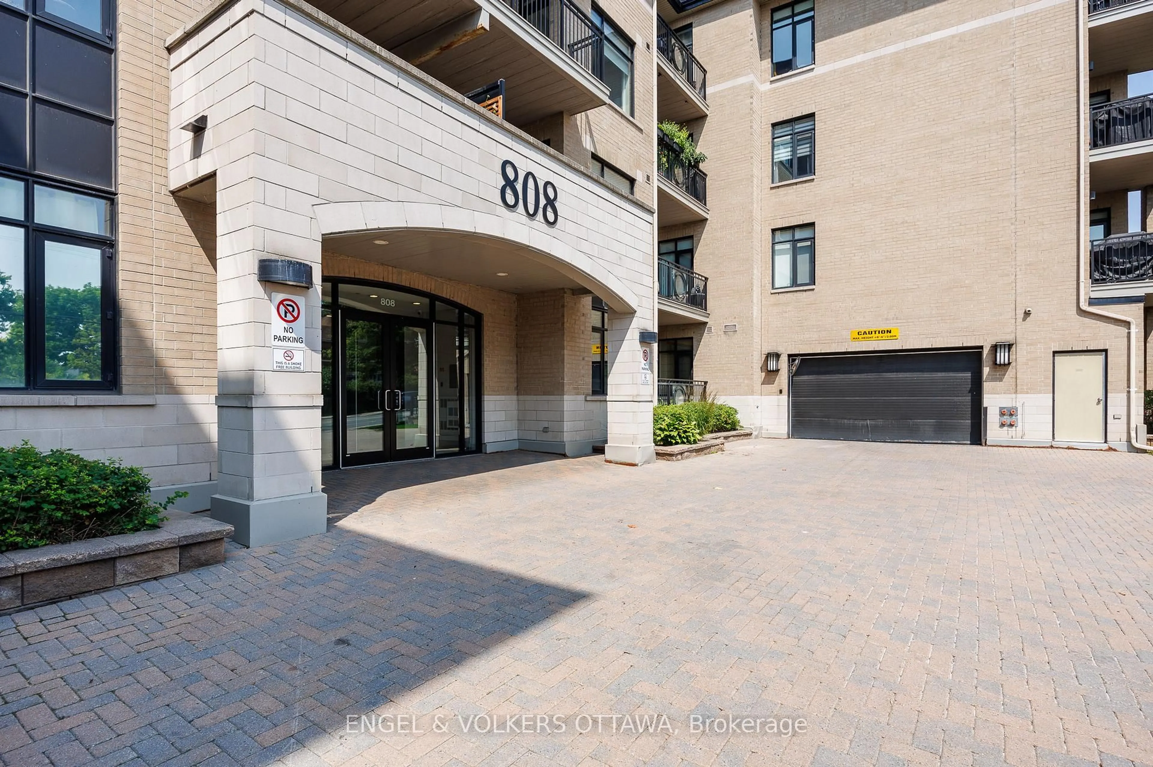 Indoor foyer for 808 Bronson Ave #319, Ottawa Ontario K1S 5A4