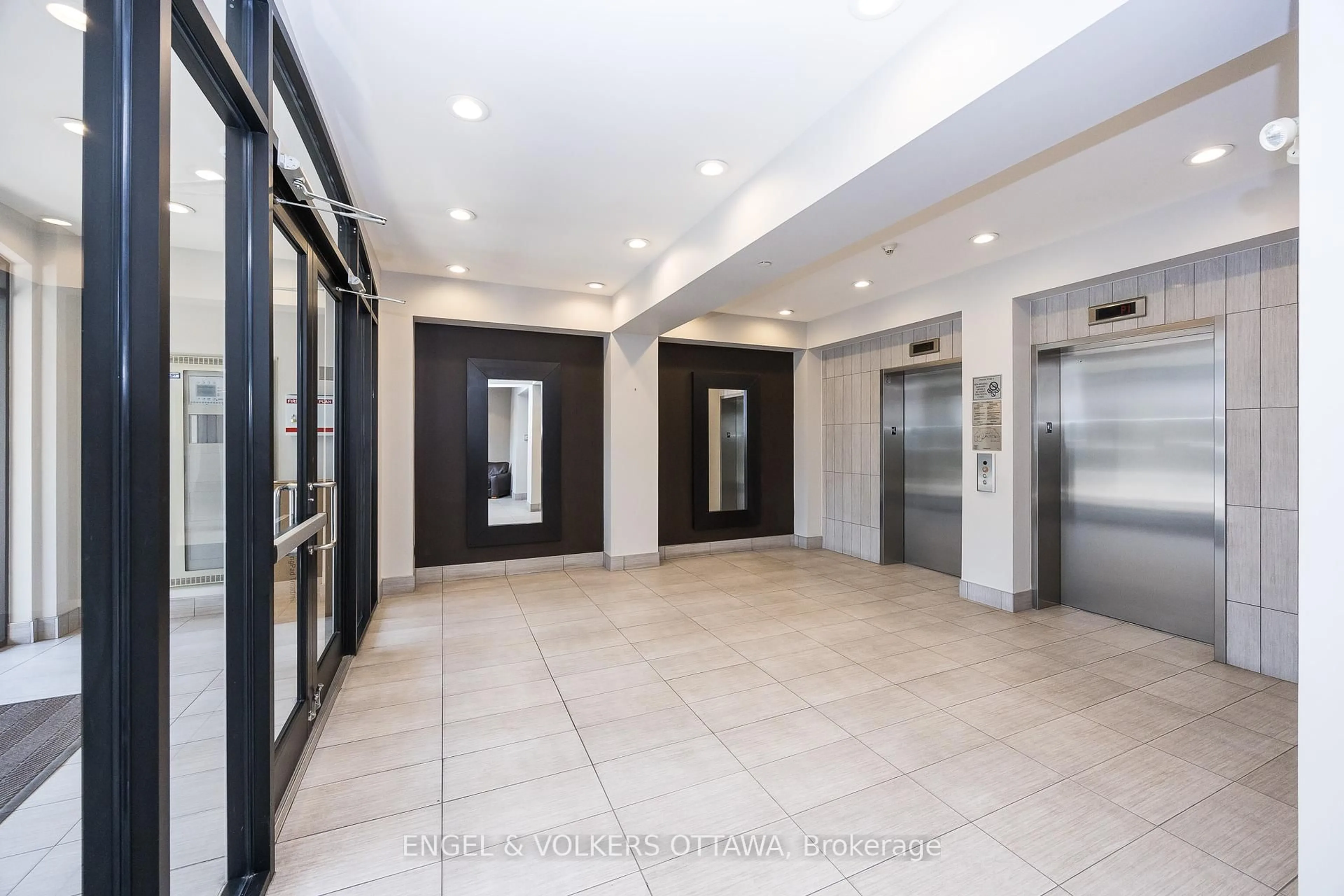 Indoor foyer for 808 Bronson Ave #319, Ottawa Ontario K1S 5A4