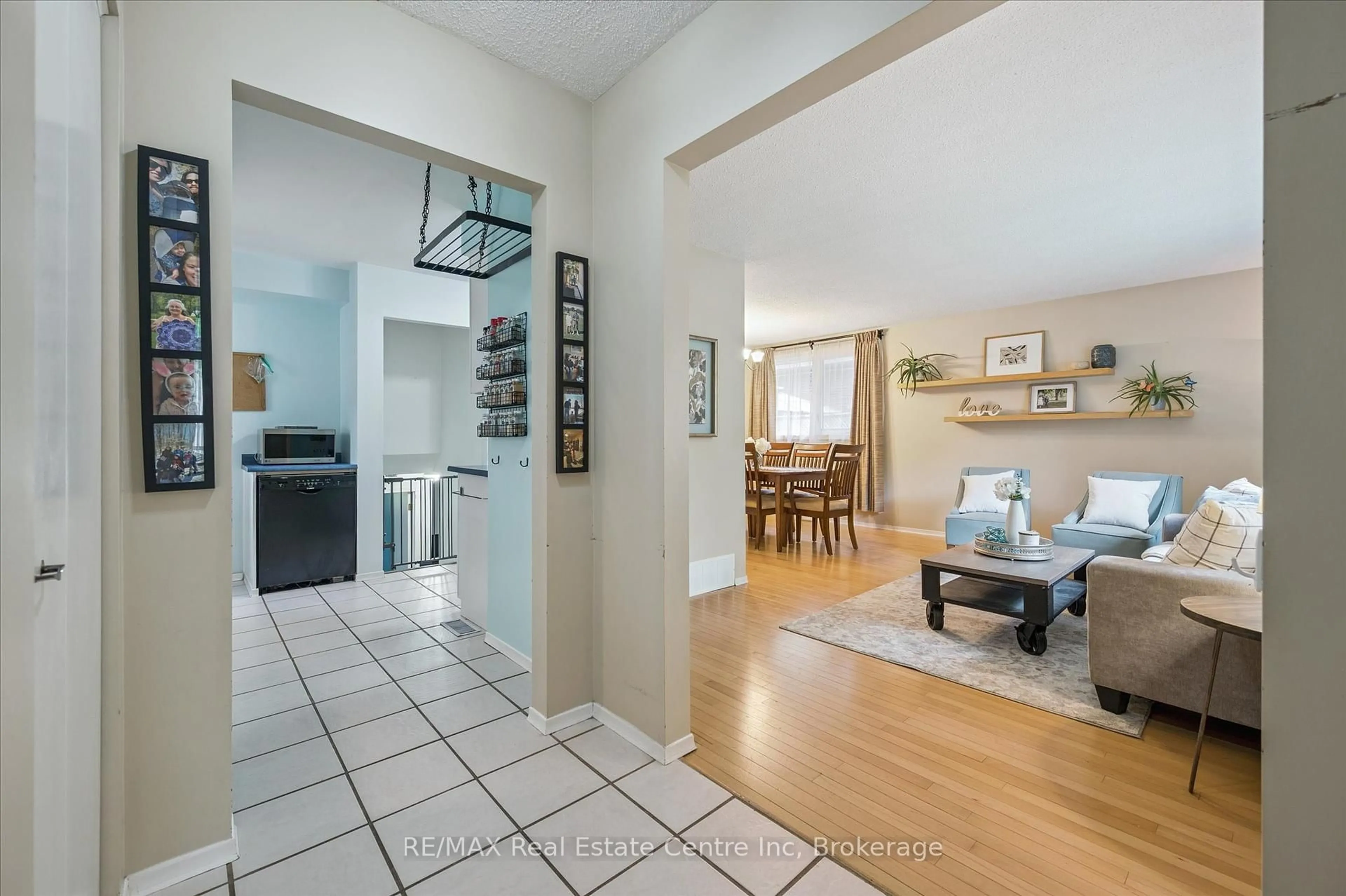 Indoor entryway for 166 Winding Way, Kitchener Ontario N2N 1N5