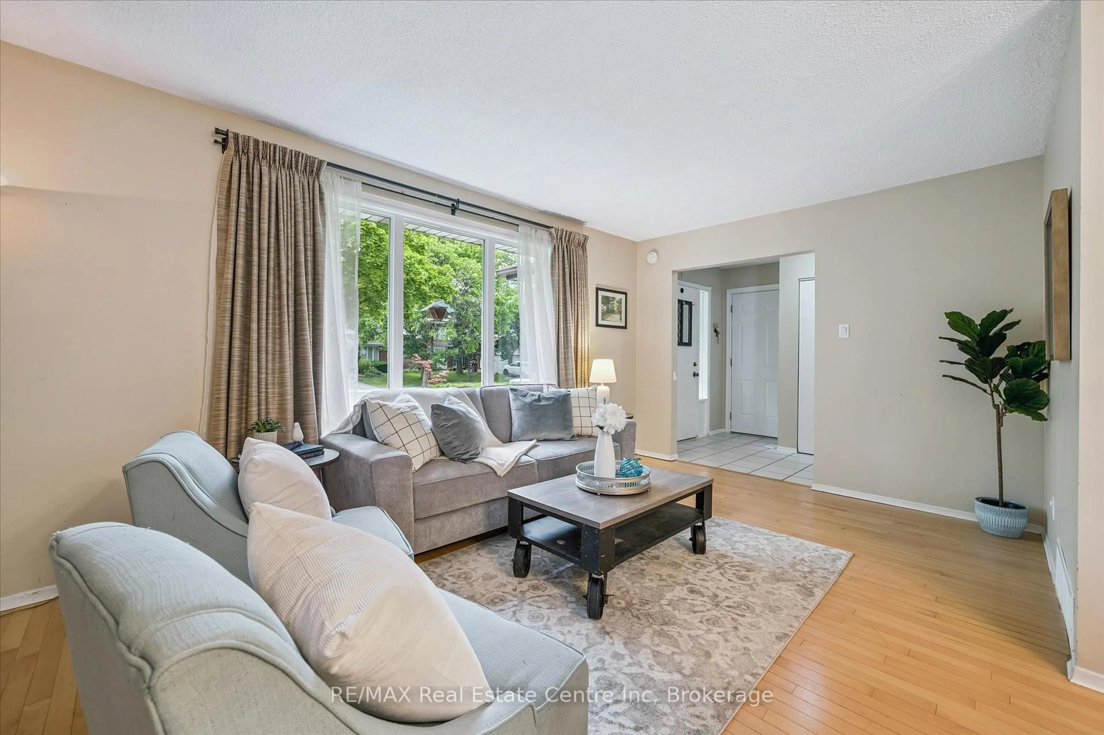 Living room with furniture, unknown for 166 Winding Way, Kitchener Ontario N2N 1N5
