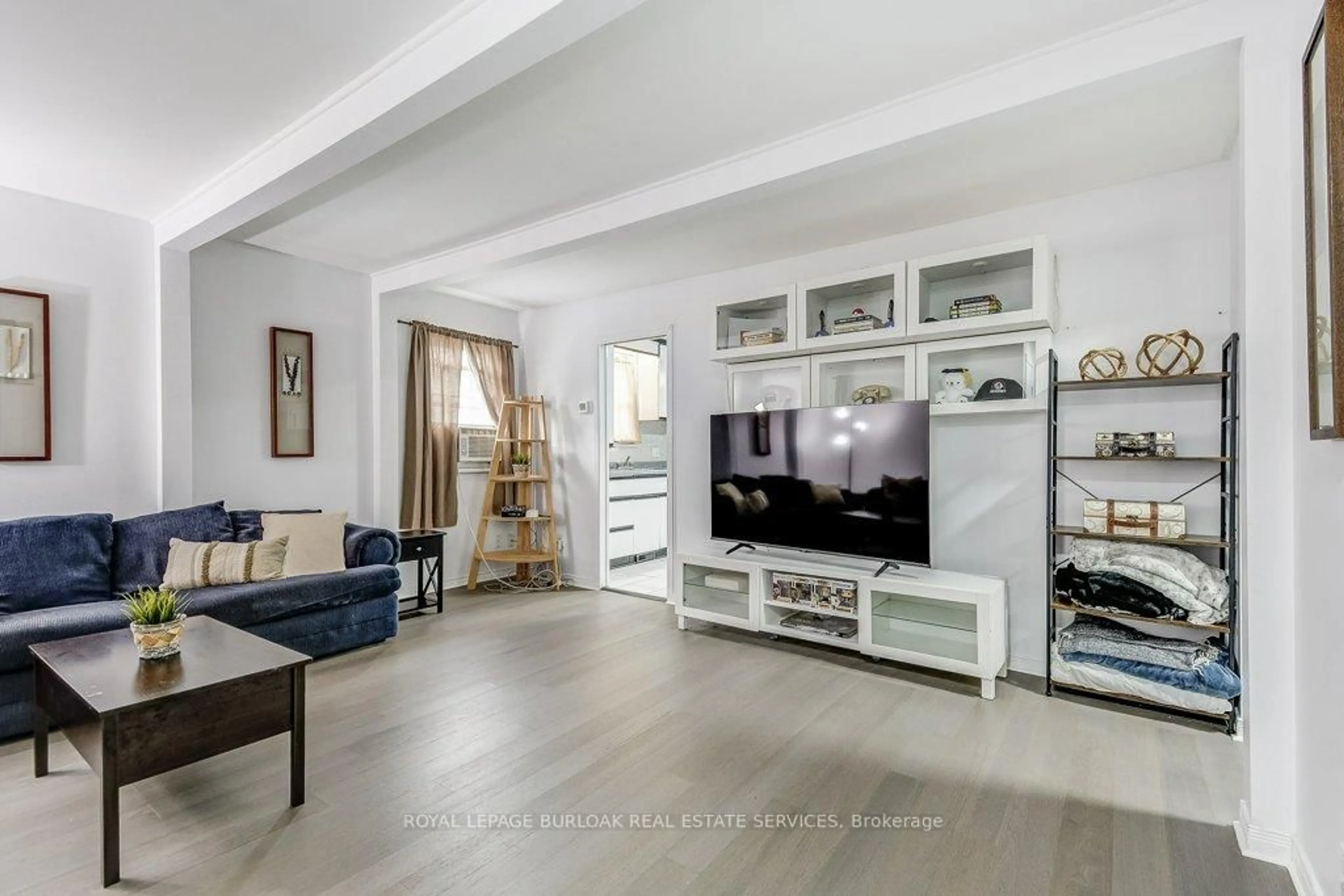 Living room with furniture, unknown for 4 Hilda St, St. Catharines Ontario L2S 1Z8
