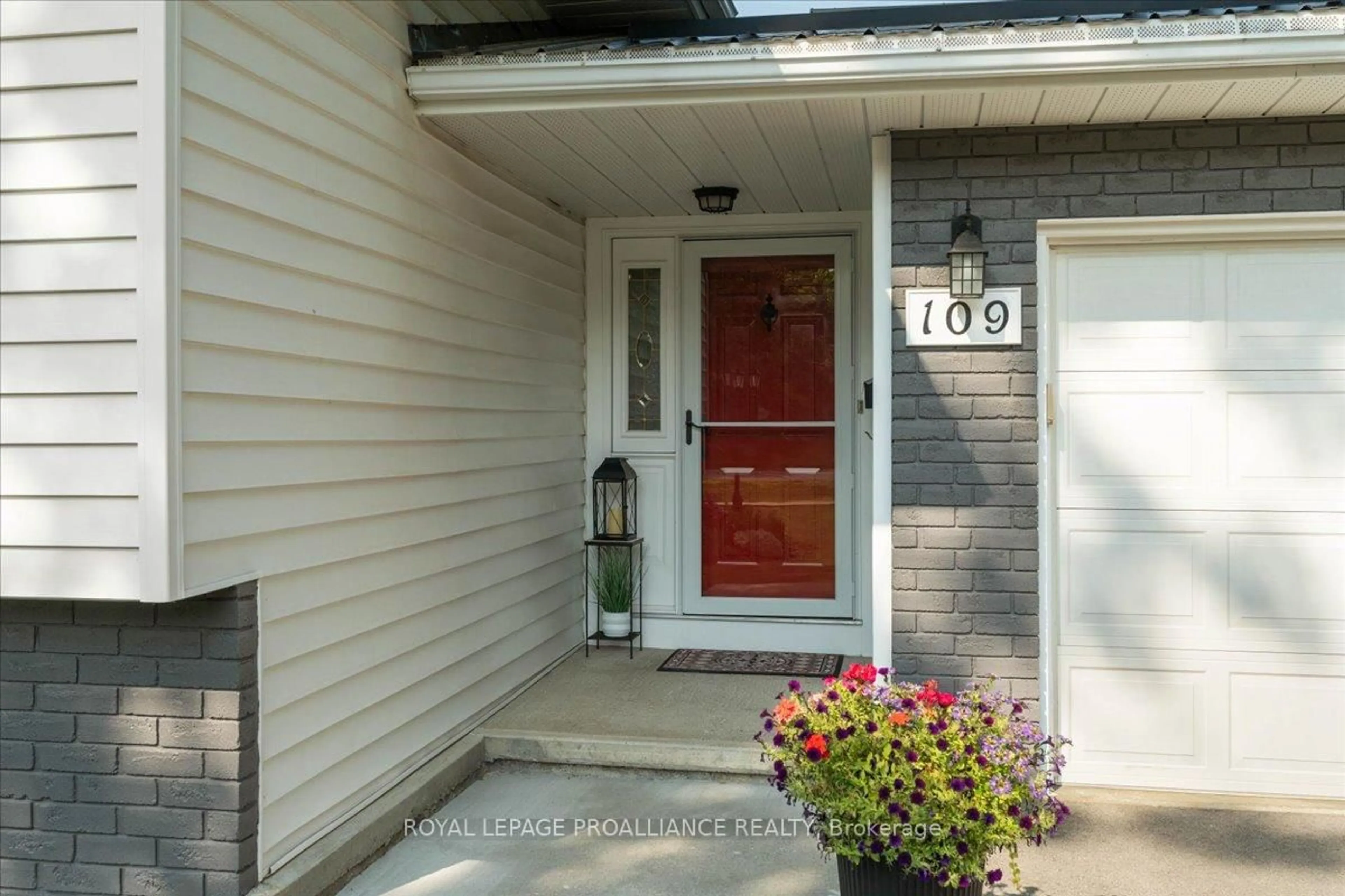 Indoor entryway for 109 Edward St, Stirling Ontario K0K 3E0