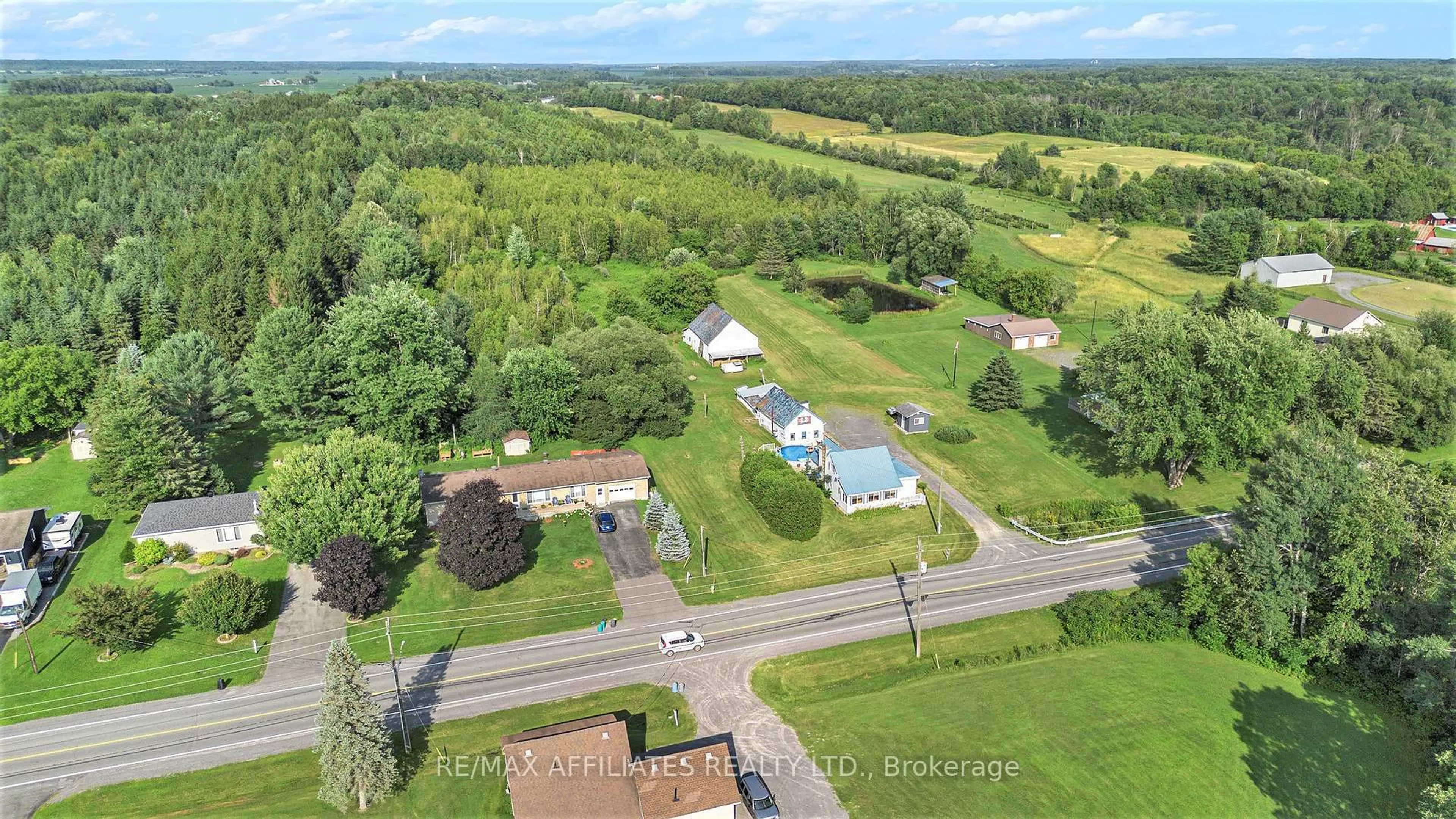 A pic from outside/outdoor area/front of a property/back of a property/a pic from drone, street for 3971 Champlain St, Clarence-Rockland Ontario K0A 1E0