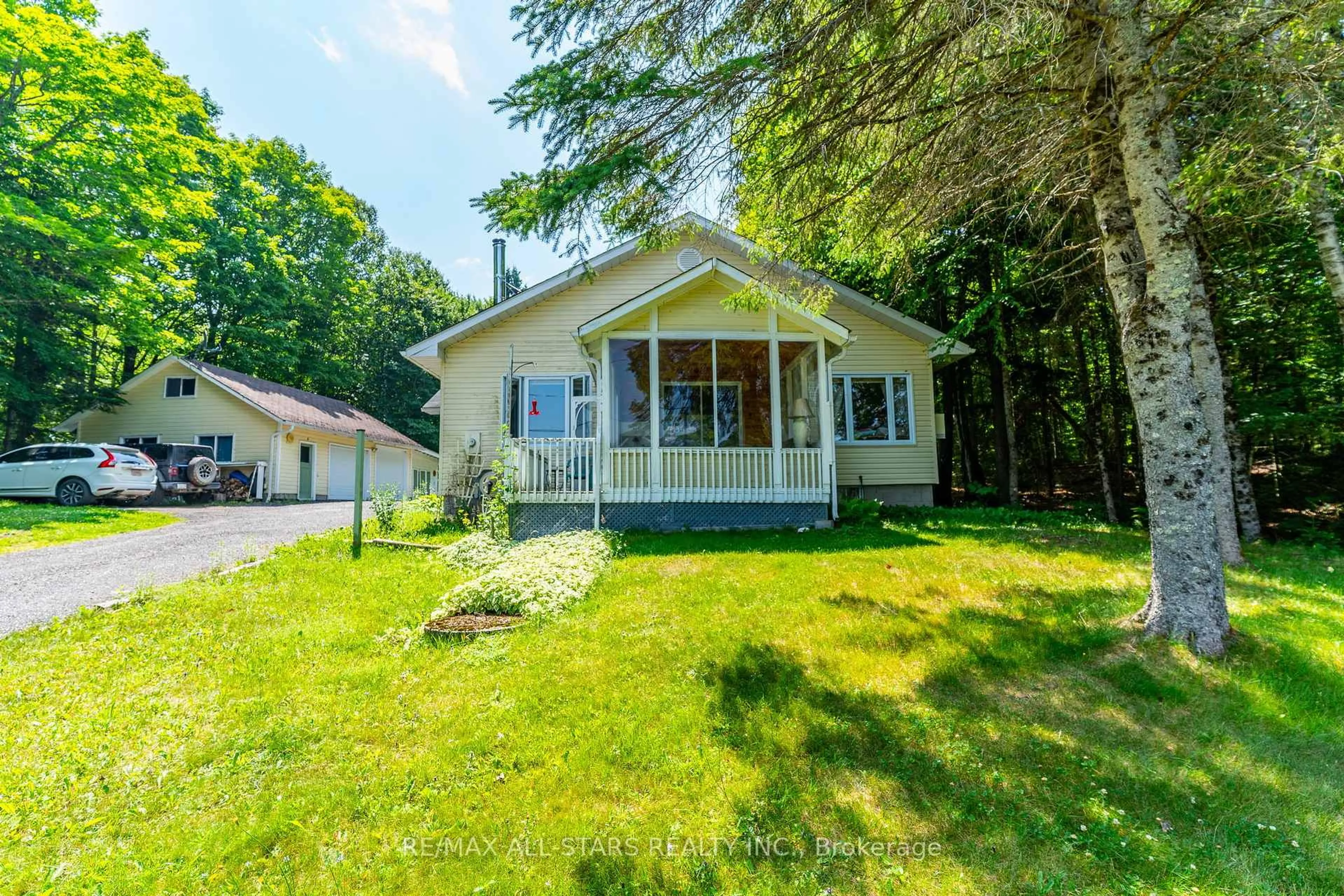 Home with vinyl exterior material, water/lake/river/ocean view for 18063 HIGHWAY 35 Highway, Algonquin Highlands Ontario K0M 1J2