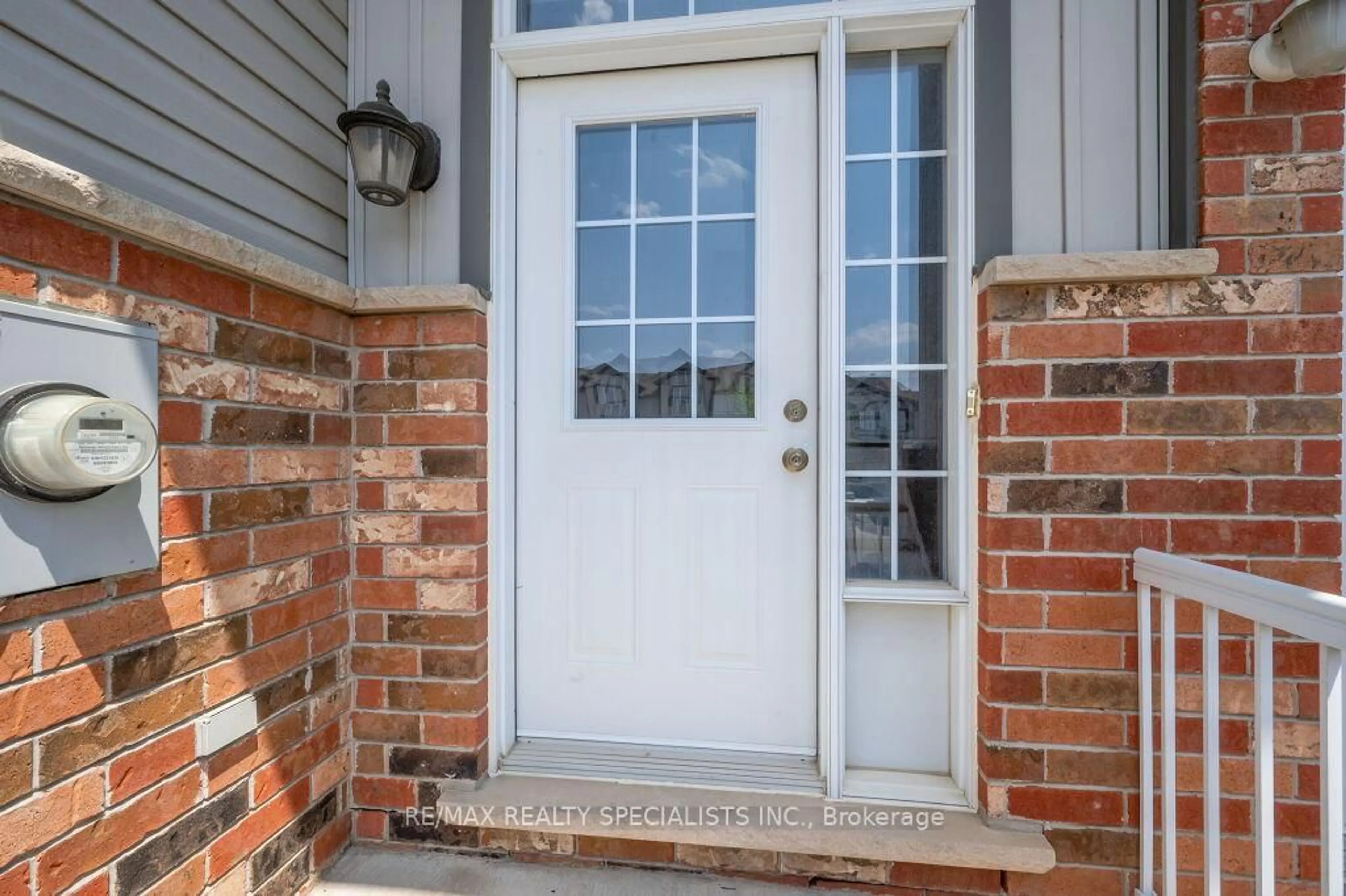 Indoor entryway for 6 Madeleine St, Kitchener Ontario N2R 1V5