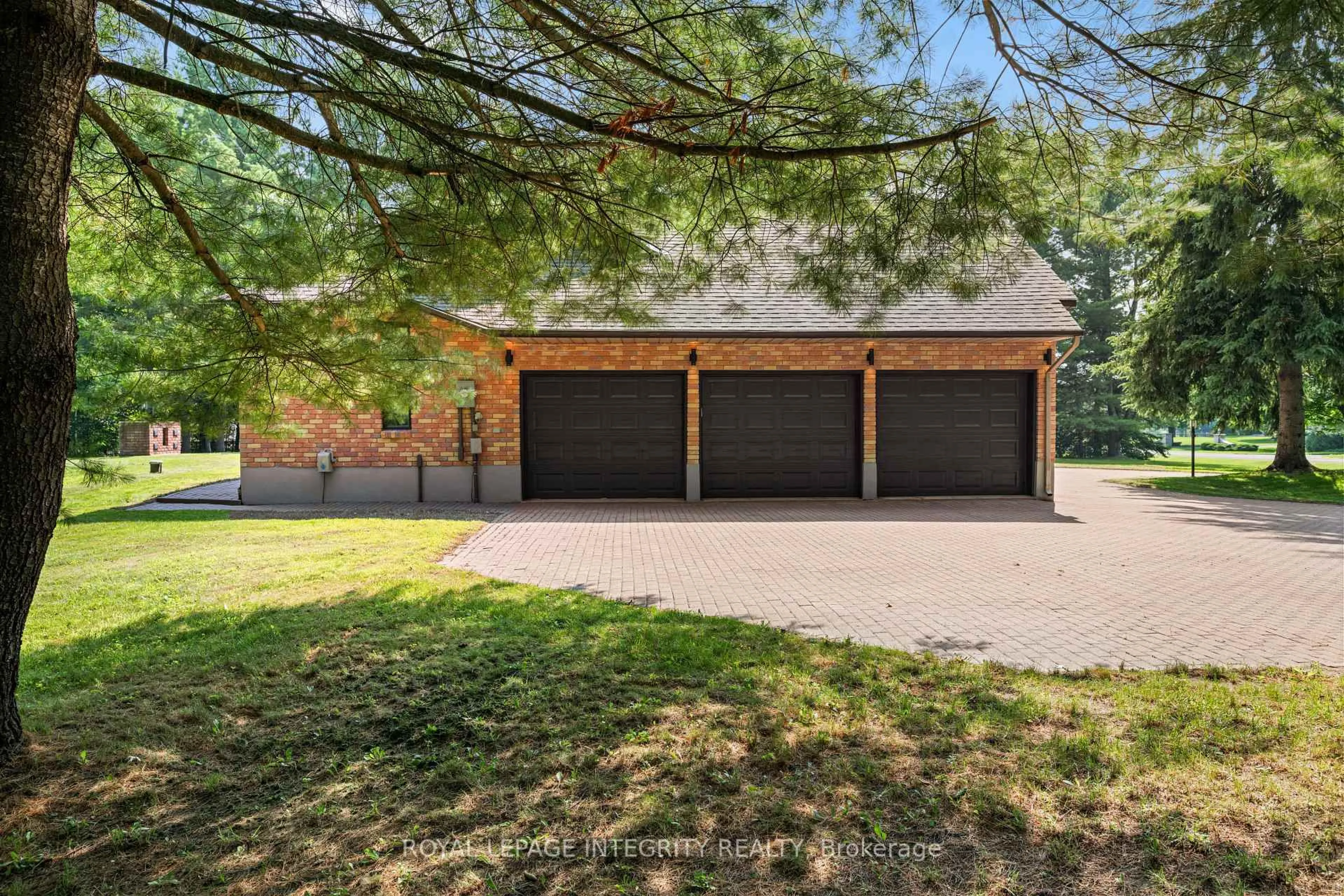 Indoor garage for 108 Margaret Anne Dr, Carp Ontario K0A 1L0