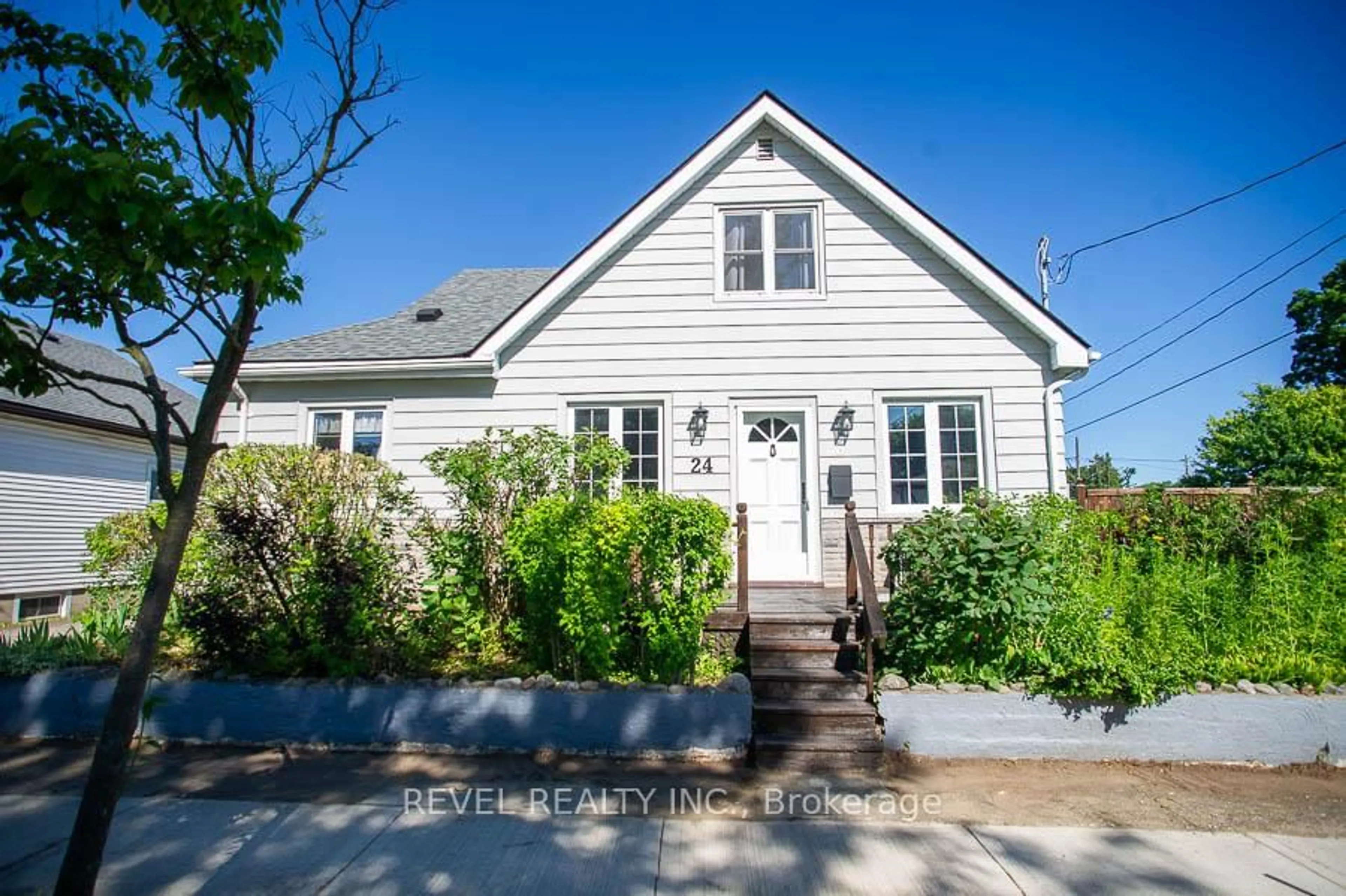 Home with vinyl exterior material, street for 24 Hill Ave, Brantford Ontario N3R 4G9