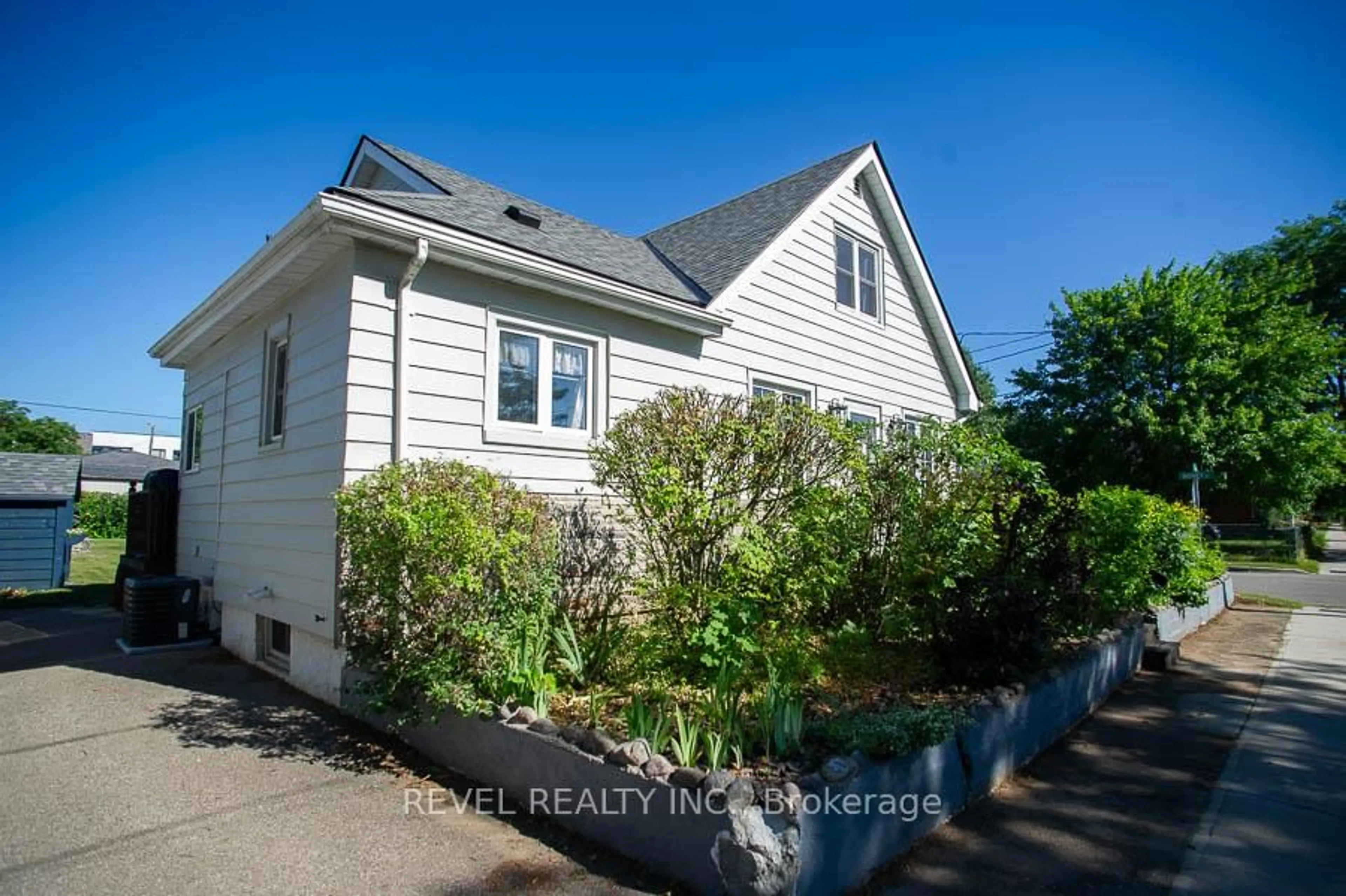 A pic from outside/outdoor area/front of a property/back of a property/a pic from drone, street for 24 Hill Ave, Brantford Ontario N3R 4G9