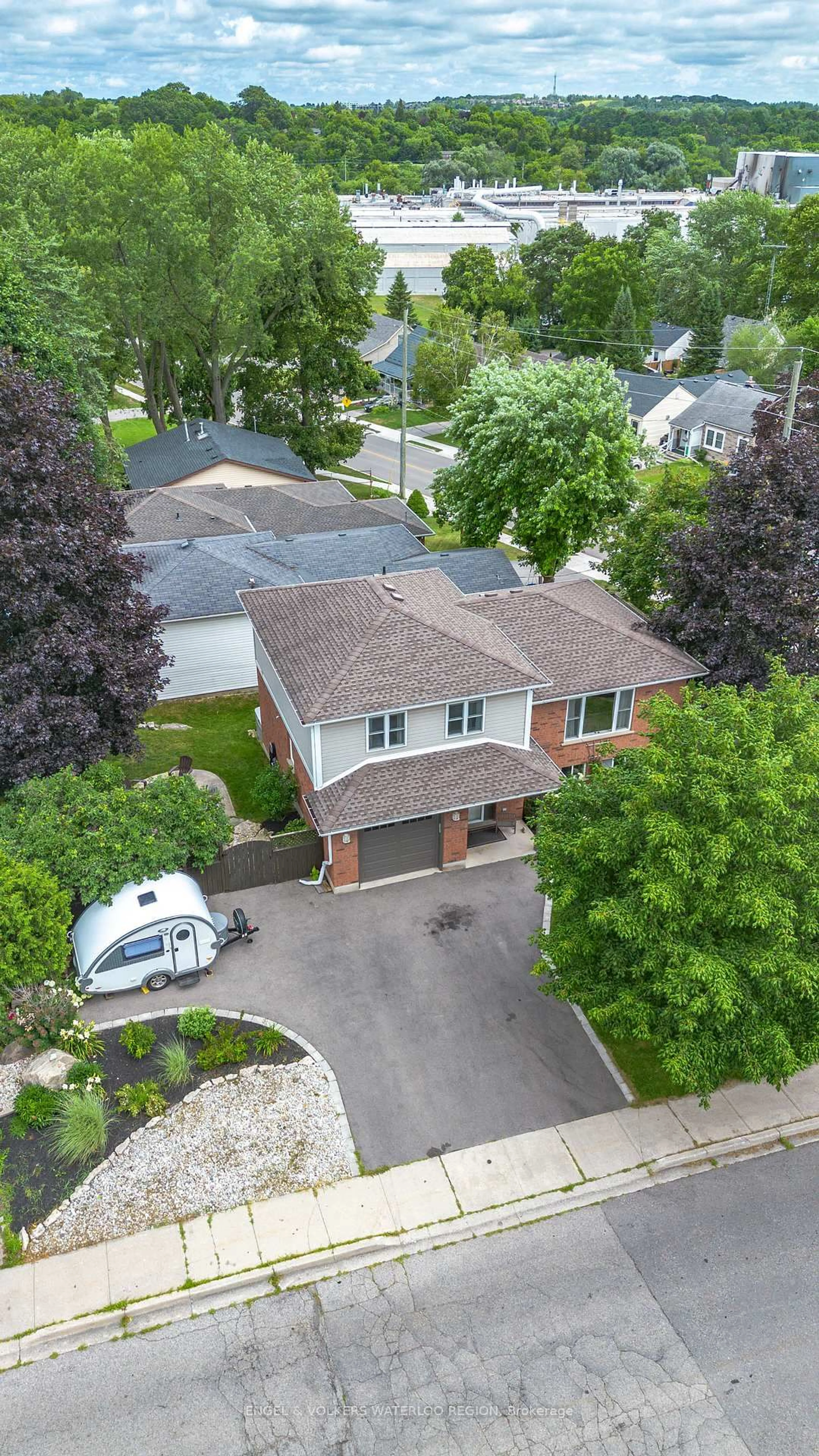 A pic from outside/outdoor area/front of a property/back of a property/a pic from drone, street for 123 Glenmorris St, Cambridge Ontario N1S 2Y8