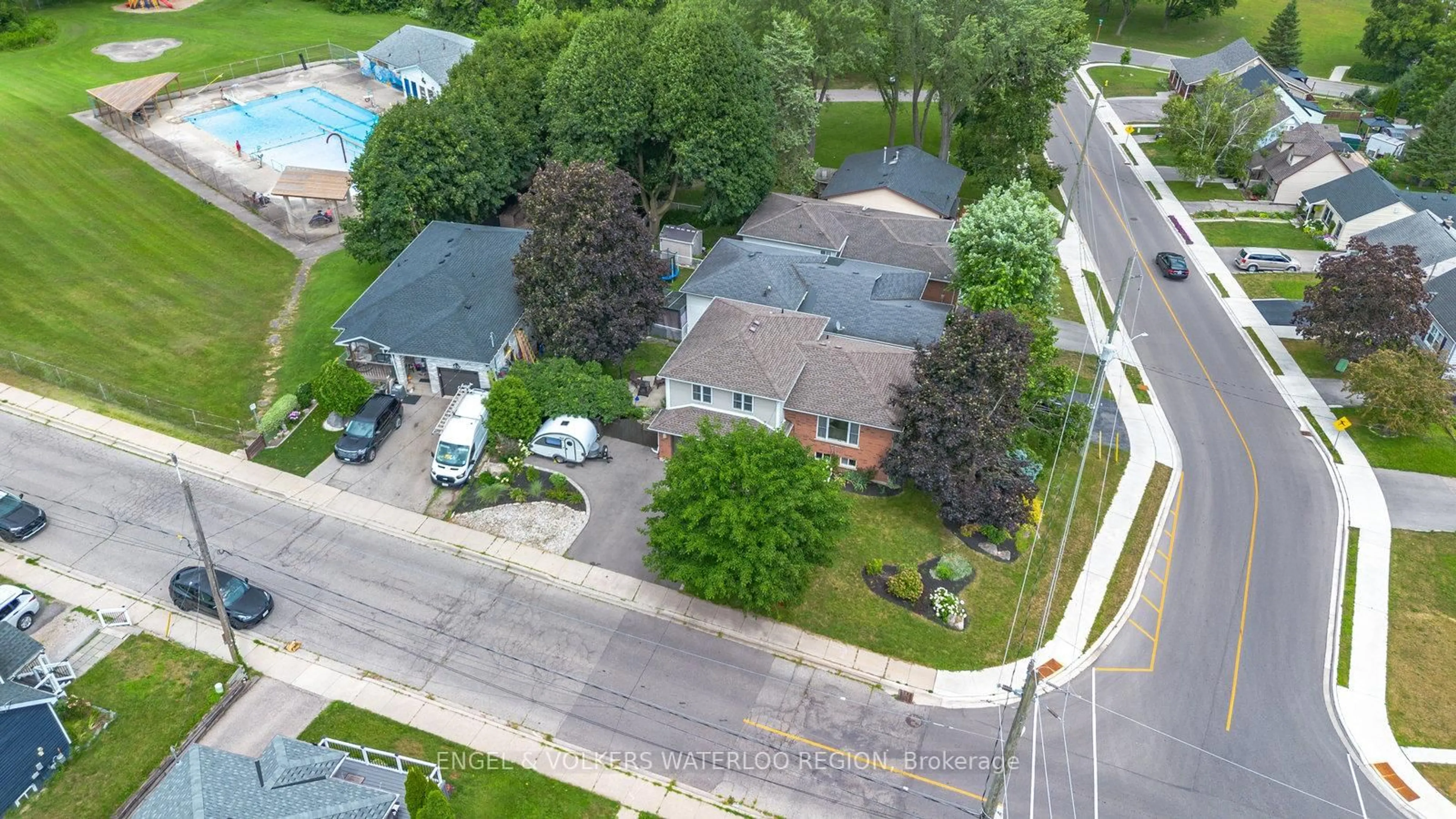 A pic from outside/outdoor area/front of a property/back of a property/a pic from drone, street for 123 Glenmorris St, Cambridge Ontario N1S 2Y8