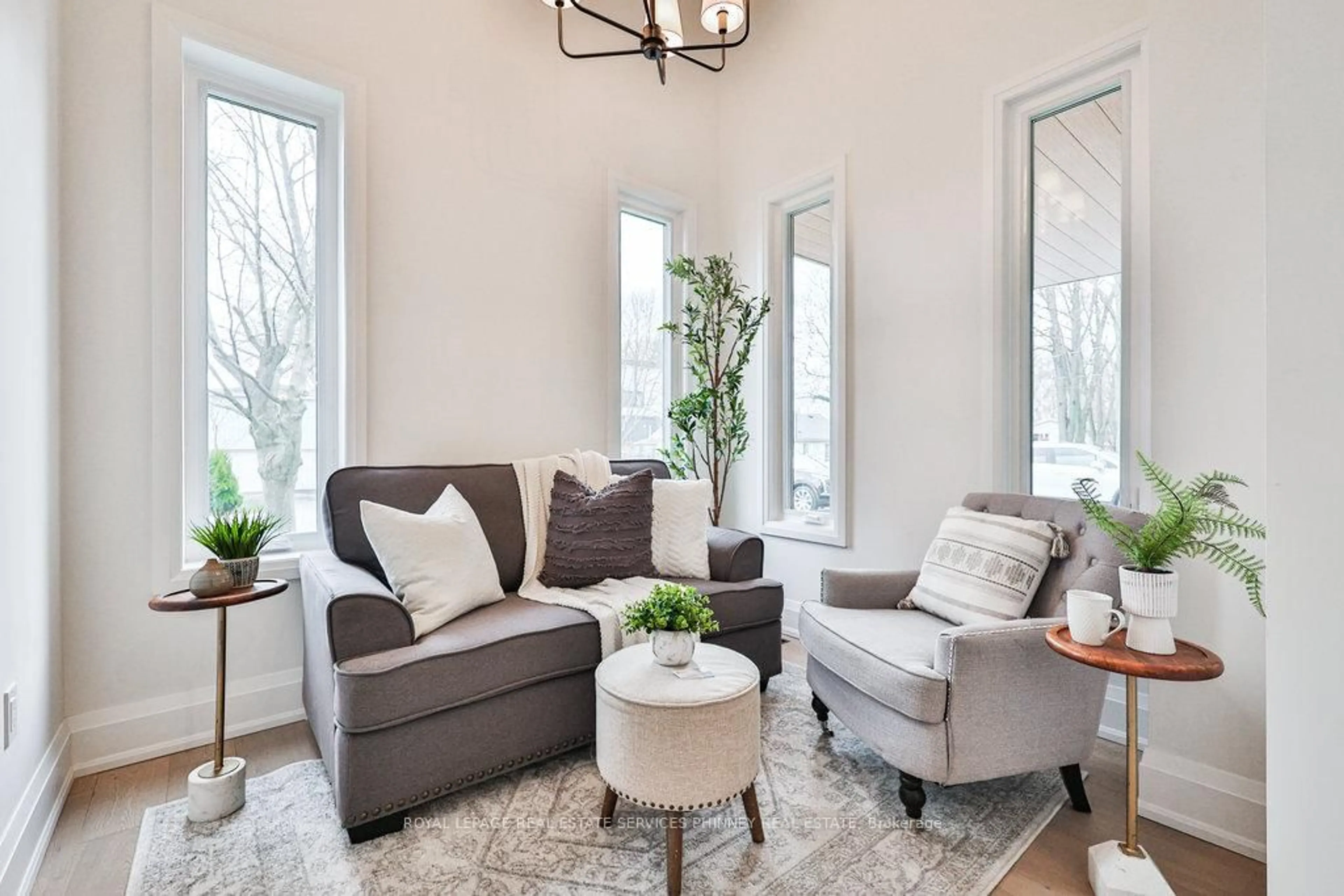 Living room with furniture, unknown for 28 Lakeside Dr, St. Catharines Ontario L2M 1P4