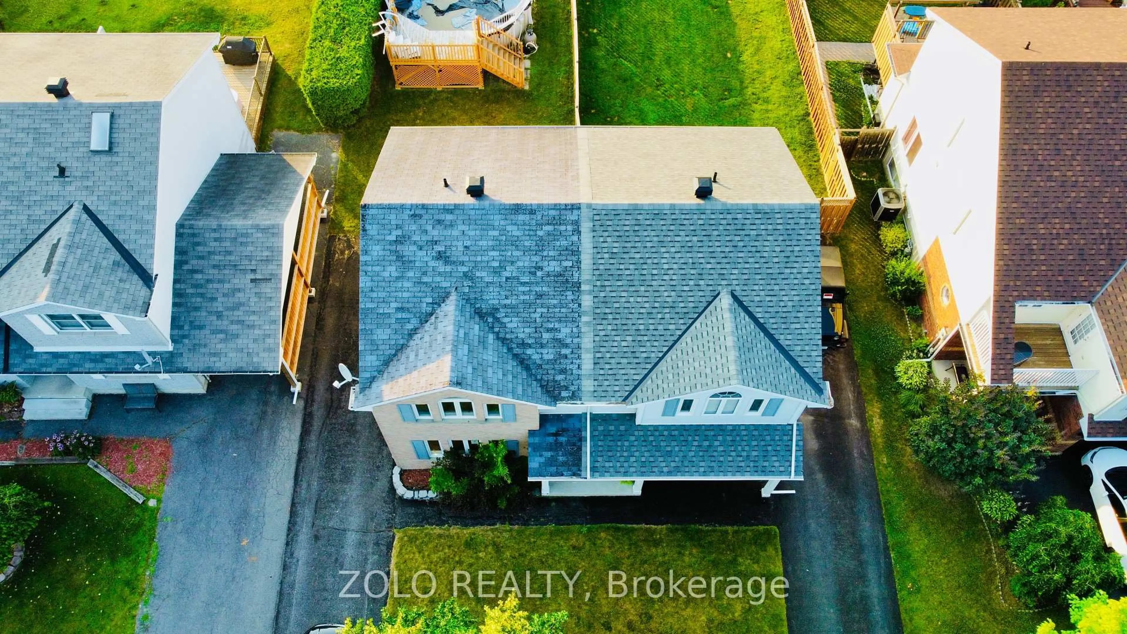 A pic from outside/outdoor area/front of a property/back of a property/a pic from drone, city buildings view from balcony for 2313 Emily Cres, Cornwall Ontario K6H 7H5