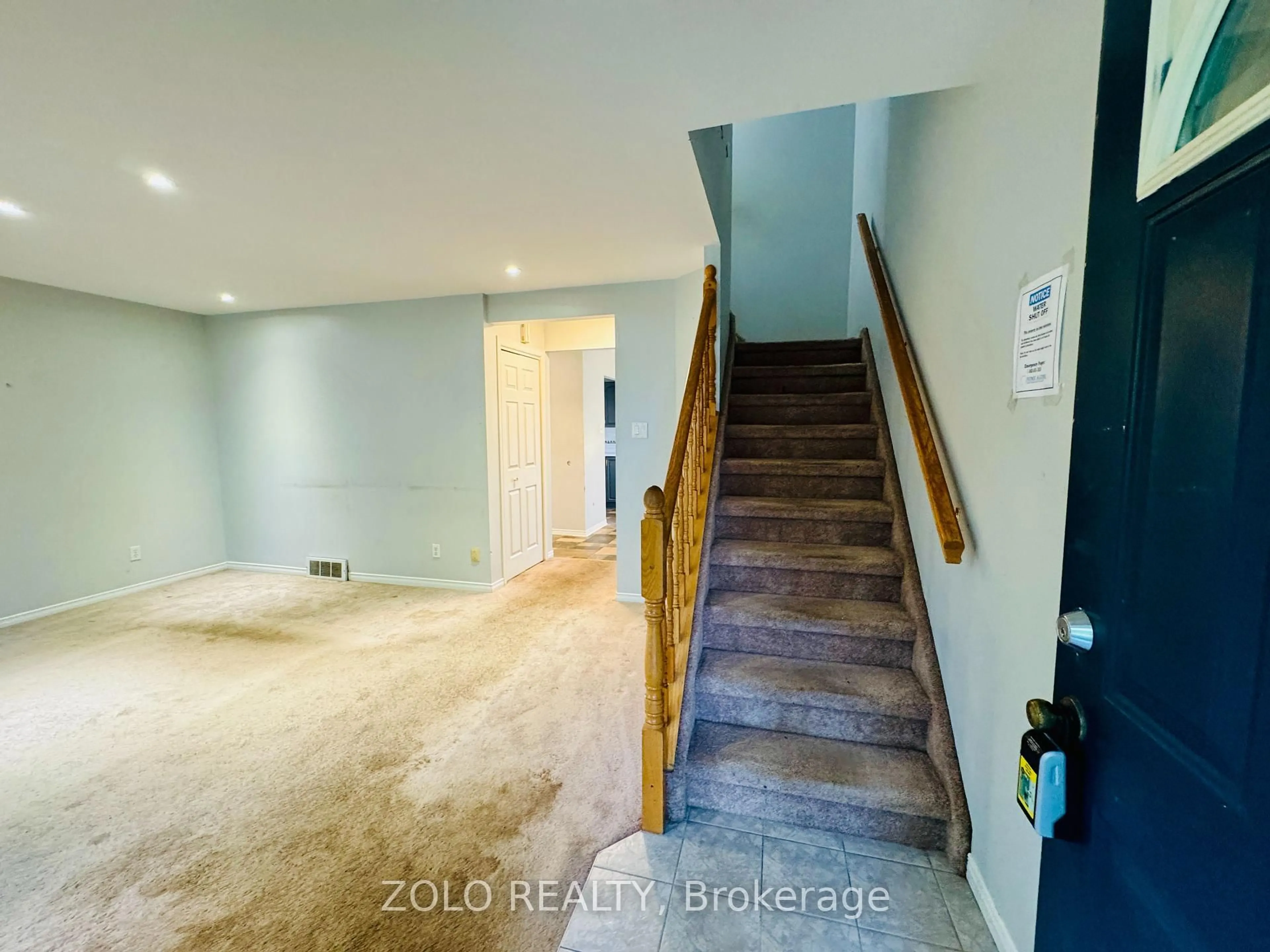 Indoor foyer for 2313 Emily Cres, Cornwall Ontario K6H 7H5