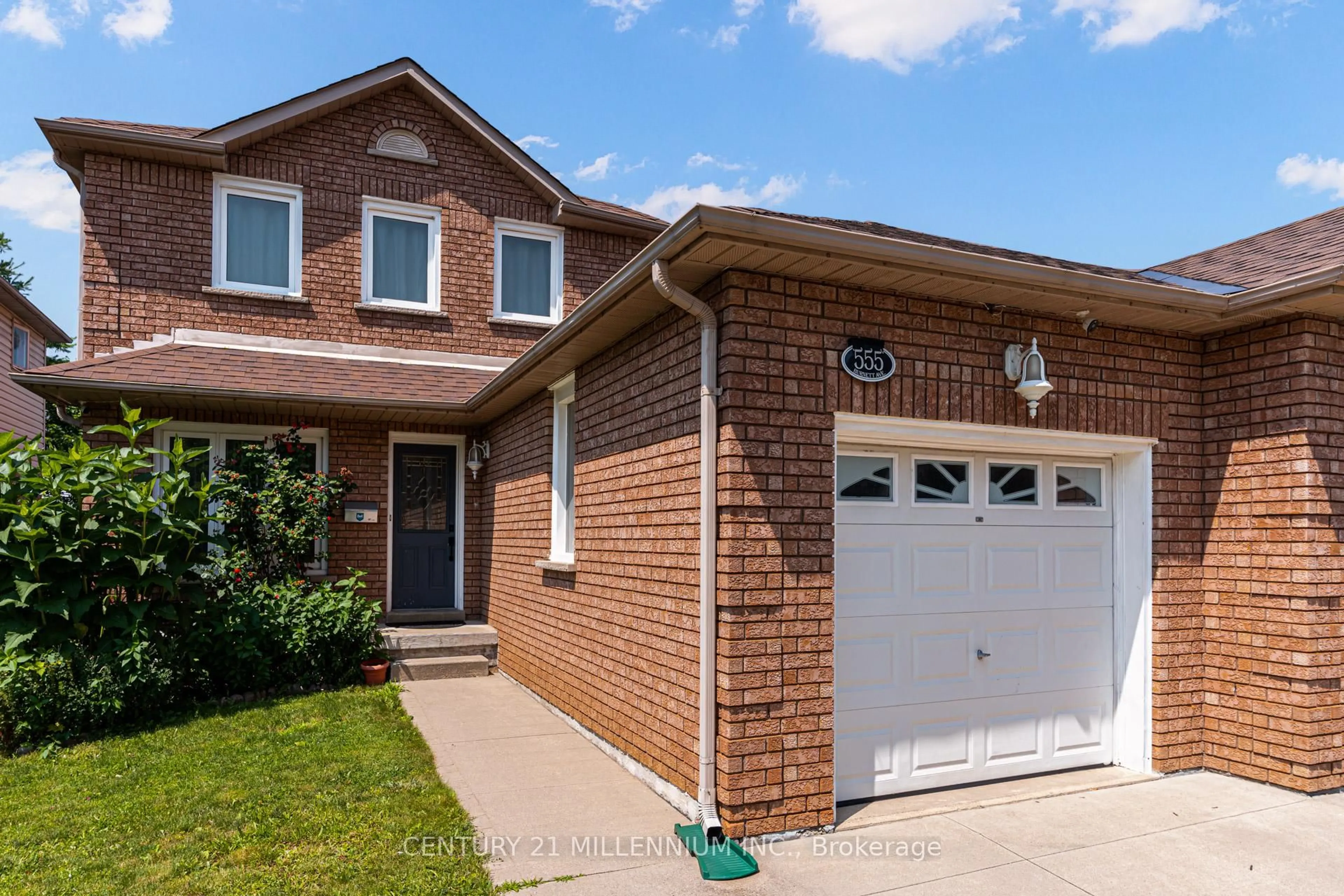 Home with brick exterior material, street for 555 Burnett Ave, Cambridge Ontario N1T 1M6