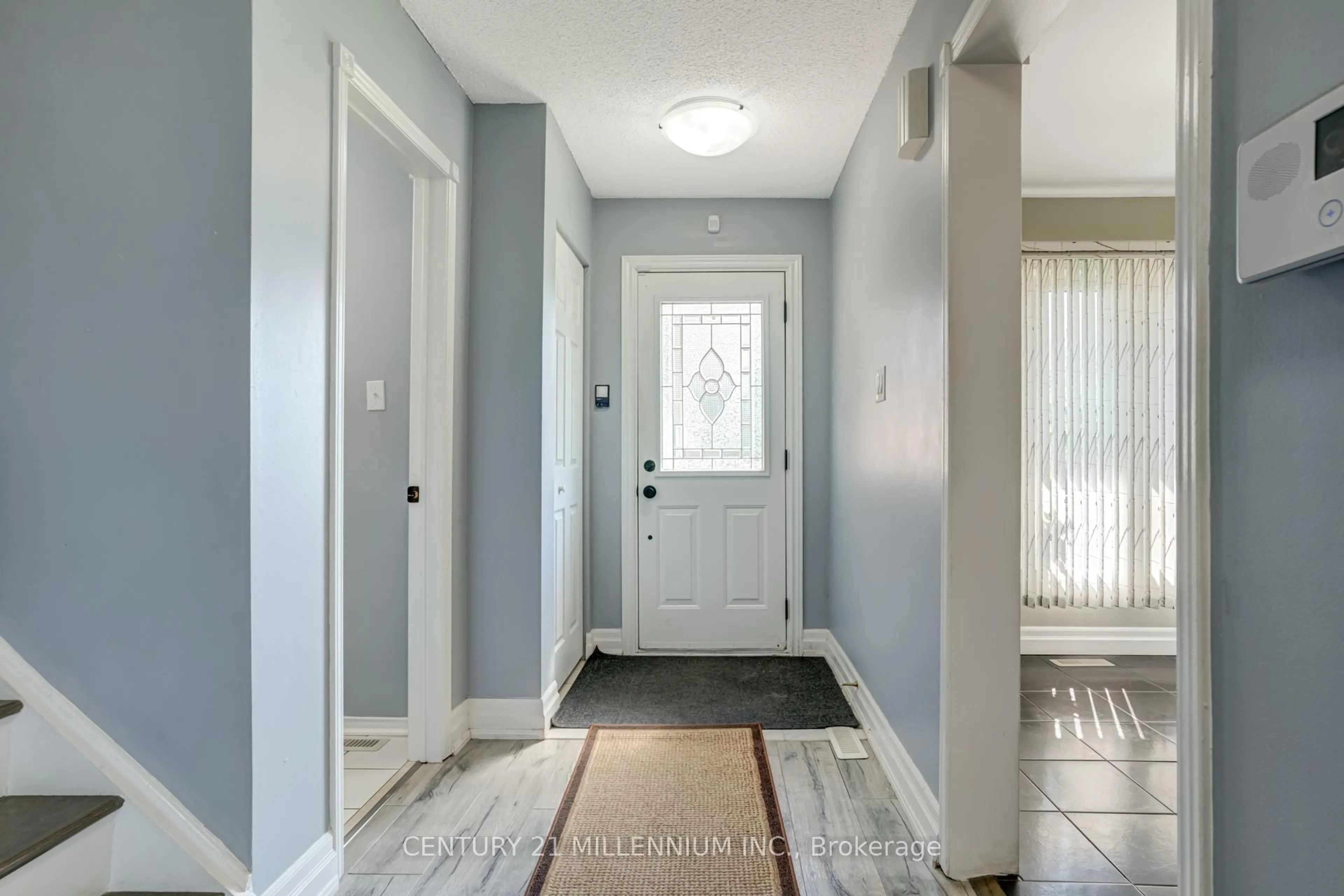 Indoor entryway for 555 Burnett Ave, Cambridge Ontario N1T 1M6