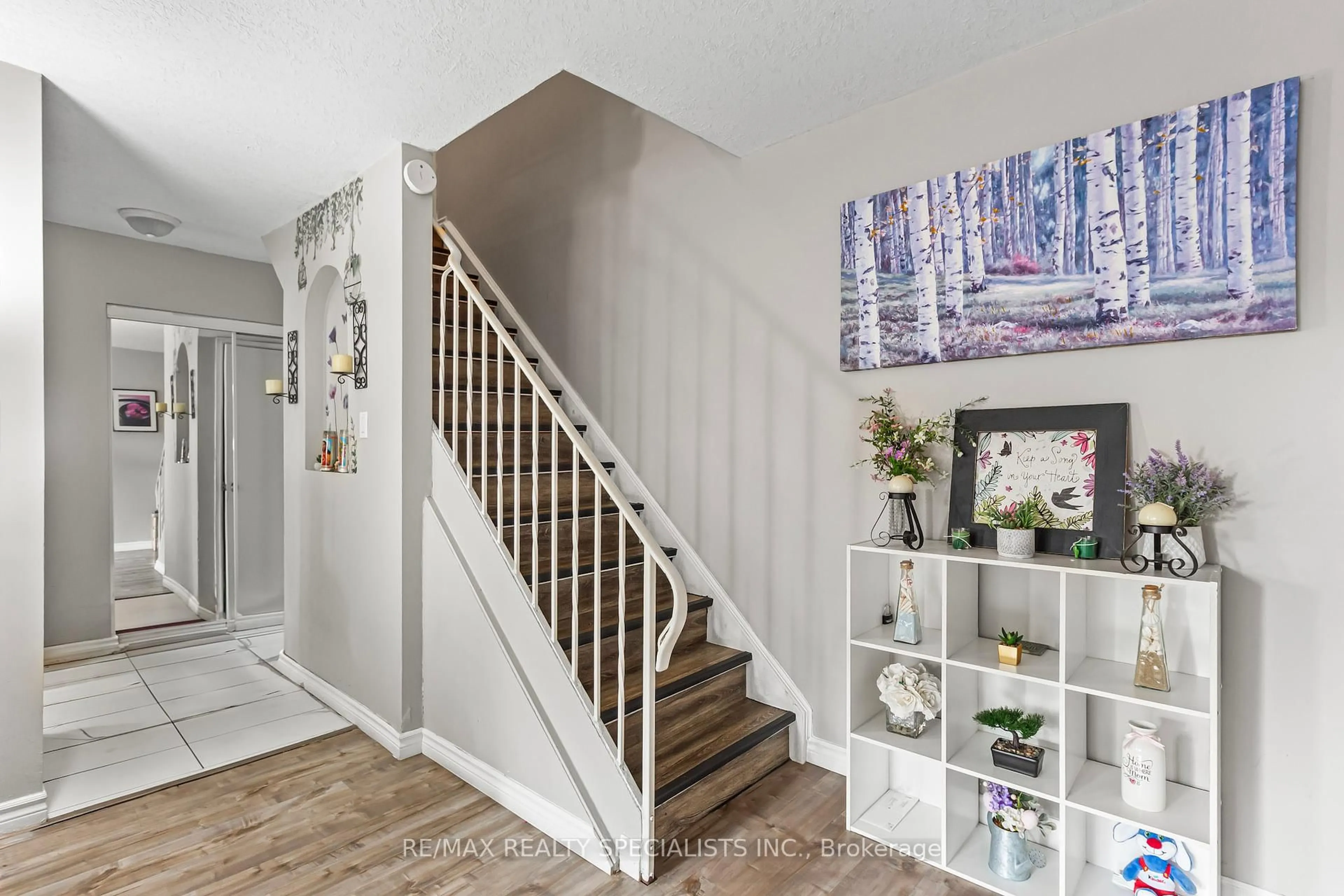 Indoor entryway for 766 Walter St #I, Cambridge Ontario N3H 4P3